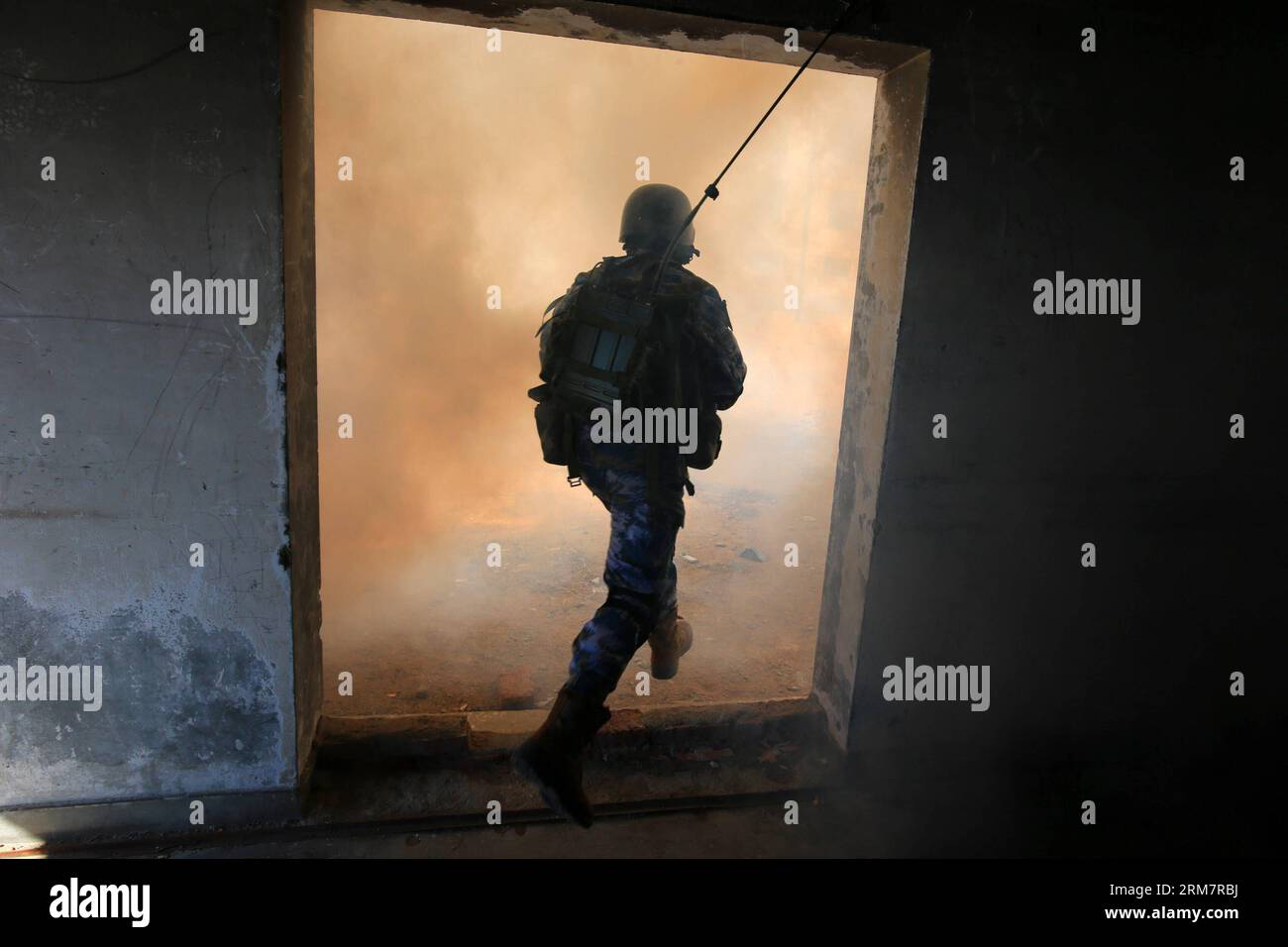 A Marine nimmt an einem Training zur Konfrontation von Trupps auf einer Trainingsbasis in der Autonomen Region Innere Mongolei in Nordchina Teil, 13. März 2014. Dies ist das erste Mal, dass das Marinekorps eine solche Ausbildung mit einer Brigade unter dem Militärkommando von Peking in kalten Gebieten durchführt. (Xinhua/Zha Chunming) (MP) CHINA-INNER MONGOLIA-MARINE CORPS-CONFRONTATION TRAINING (CN) PUBLICATIONxNOTxINxCHN A Navy nimmt am eigentlichen Truppenkonfrontationstraining AUF einer Trainingsbasis in Nordchina S Inner Mongolia Autonomous Region am 13. März 2014 Teil Dies IST das erste Mal, dass das MARINEKORPS mit sich führt Stockfoto