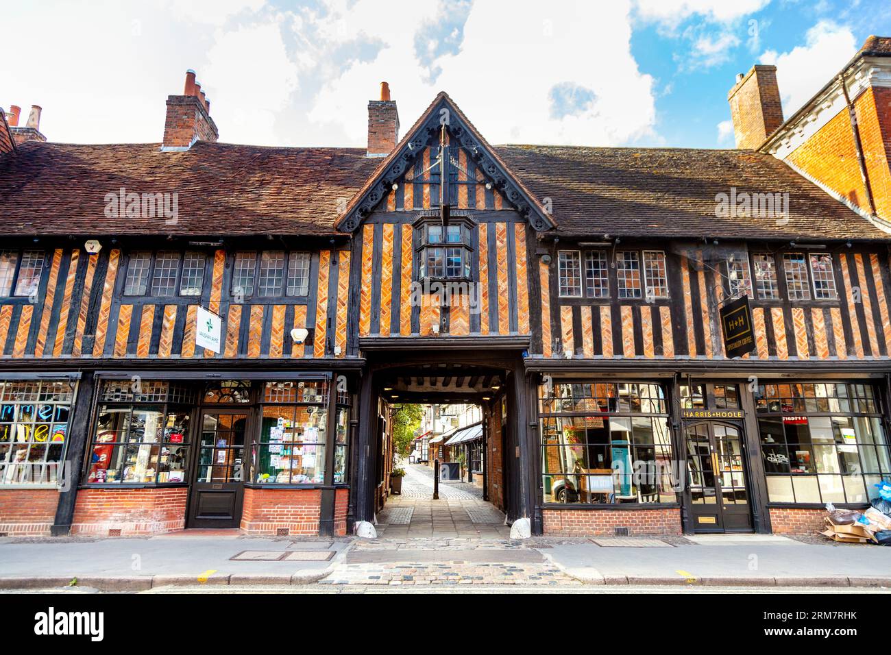 Holzrahmen aus dem 16. Jahrhundert, ehemaliges inn, jetzt Eingang zur West Street zum Lion & Lamb Yard Einkaufszentrum in Farnham, Surrey, England Stockfoto