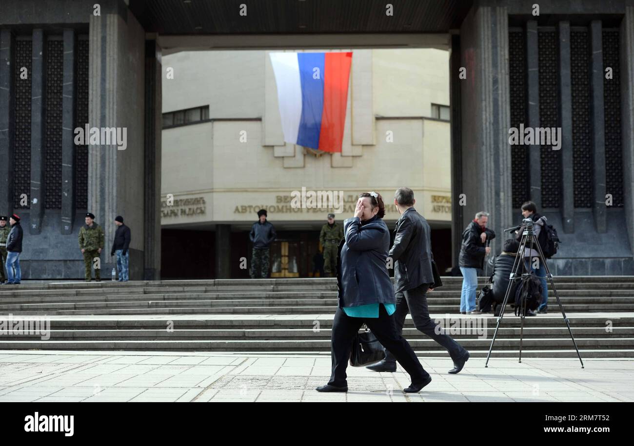 (140314) -- SIMFEROPOL, 14. März 2014 (Xinhua) -- Menschen gehen am parlamentsgebäude in Simferopol, der Hauptstadt der Autonomen Republik Krim der Ukraine, am 14. März 2014 vorbei. Die Krim wird am Sonntag ein Referendum über ihren künftigen Status abhalten. (Xinhua/Sadat) UKRAINE-KRIM-SIMFEROPOL-UNRUHEN PUBLICATIONxNOTxINxCHN Simferopol 14. März 2014 Prominente von XINHUA gehen AM Parlamentsgebäude in Simferopol Hauptstadt der Ukraine S Autonome Republik Krim 14. März 2014 die Krim wird AM Sonntag ein Referendum über ihren zukünftigen Status abhalten XINHUA Sadferat Ukraine-Krimpolipolien-NIxIxIiiiiiistan Stockfoto