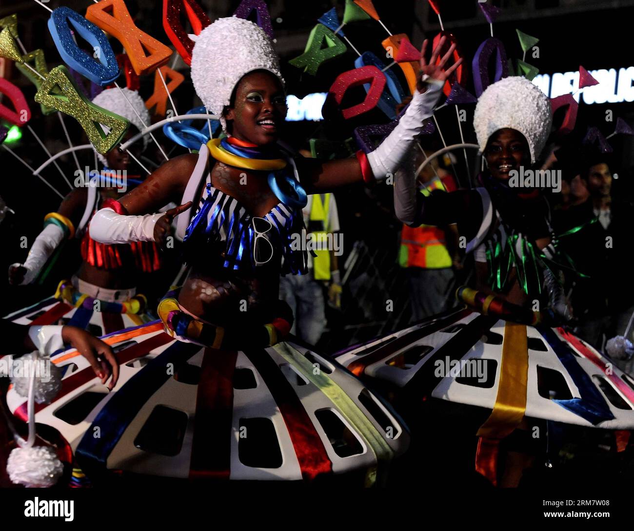 Künstler treten während des Karnevals in Kapstadt, Südafrika, am 15. März 2014 auf. Der fünfte jährliche Karneval in Kapstadt begann am Samstag in der Hauptstadt Südafrikas. Unter dem Motto Imagine wurde der Karneval als offizielles Projekt der World Design Capital 2014 ausgewählt. Kapstadt wurde 2011 zur World Design Capital für 2014 ernannt. (Xinhua/Li Qihua) SÜDAFRIKA-KAPSTADT-KARNEVAL PUBLICATIONxNOTxINxCHN Künstler treten während des Karnevals in Kapstadt Südafrika AM 15. März 2014 AUF der fünften jährlichen Kapstadt-Karneval begann in der Legislaturhauptstadt von Südafrika Stockfoto