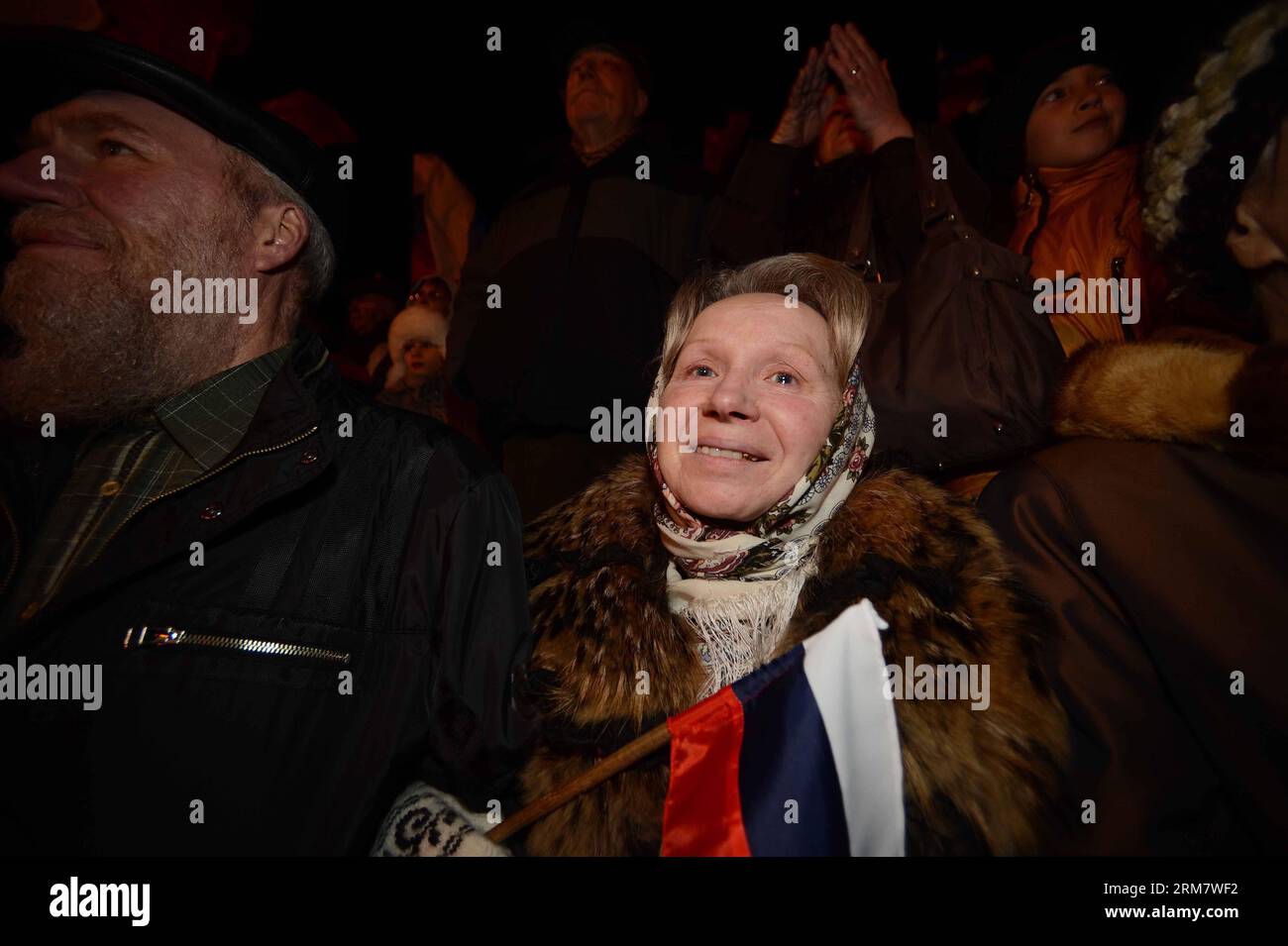 (140316) -- SIMFEROPOL, 16. März 2014 (Xinhua) -- Eine Krimfrau mit russischer Flagge feiert vor dem parlamentsgebäude in Simferopol, der Hauptstadt der Autonomen Republik Krim der Ukraine, 16. März 2014. Obwohl das Krim-Referendum von 2014 noch im Gange war und die Ergebnisse möglicherweise Stunden der Verarbeitung in Anspruch nehmen, bevor es herauskam, wurden die Krimser in der Hauptstadt der Halbinsel bereits zum Festen in Richtung des zentralen Stadtplatzes geströmt. Das lokale Fernsehen zitierte am späten Sonntag eine Umfrage des Crimean Republic Institute for Political and Social Studies mit 93 Prozent Stockfoto