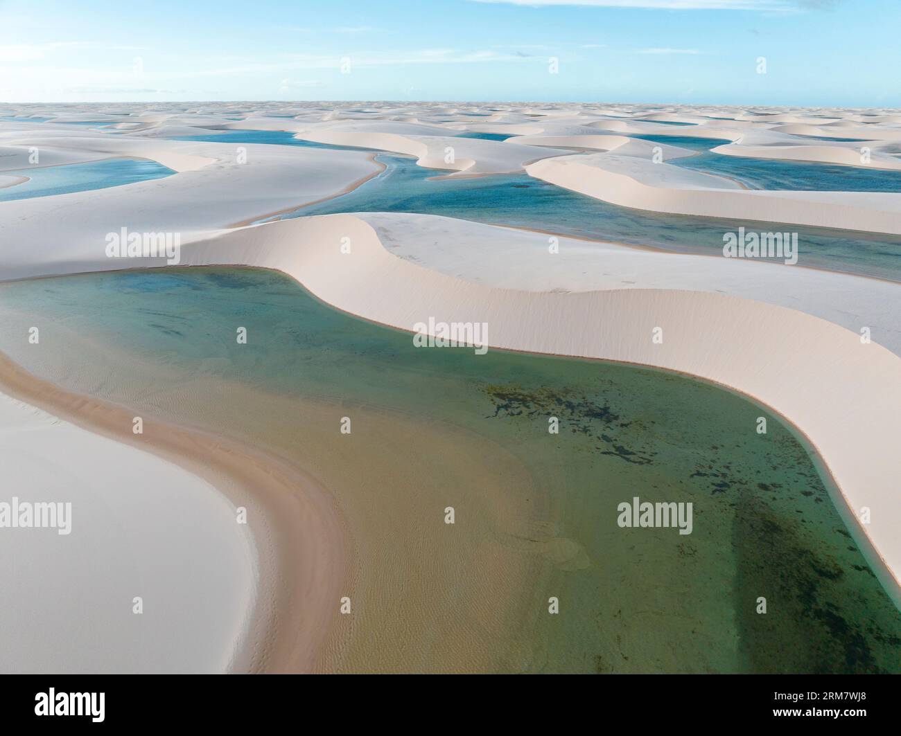 Luftaufnahme von Lencois Maranhenses. Weiße Sanddünen mit Pools aus frischem und transparentem Wasser. Wüste. Barreirinhas. Maranhao State. Brasilien Stockfoto
