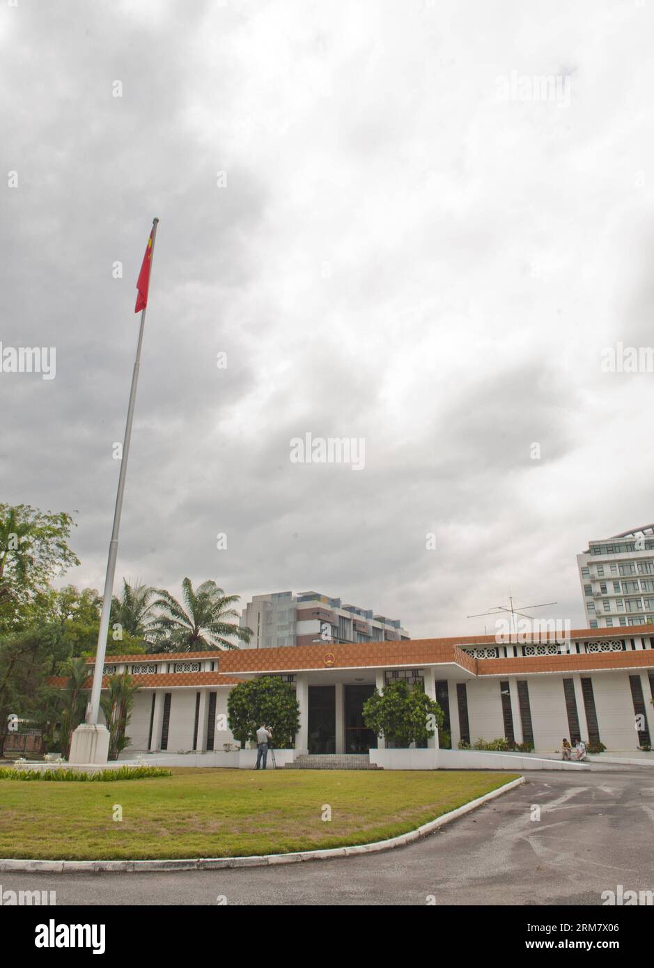 (140318) -- KUALA LUMPUR, 18. März 2014 (Xinhua) -- Foto vom 18. März 2014 zeigt die chinesische Botschaft in Malaysia, Kuala Lumpur. Kein Passagier vom chinesischen Festland an Bord des fehlenden Fluges MH370 könnte an einer Entführung oder einem Terroranschlag beteiligt sein, sagte der chinesische Botschafter in Malaysia am Dienstag. Eine Hintergrundüberprüfung aller Passagiere vom chinesischen Festland habe keine Beweise für diesen Verdacht gefunden, sagte Huang Huikang. (Xinhua/He Jingjia)(Axy) MALAYSIA-KUALA LUMPUR-MISSING FLIGHT MH370-CHINESE AMBASSADOR-PRESS PUBLICATIONxNOTxINxCHN Kuala Lumpur 18. März 2014 XINHUA Foto aufgenommen AM 18. März 2 Stockfoto