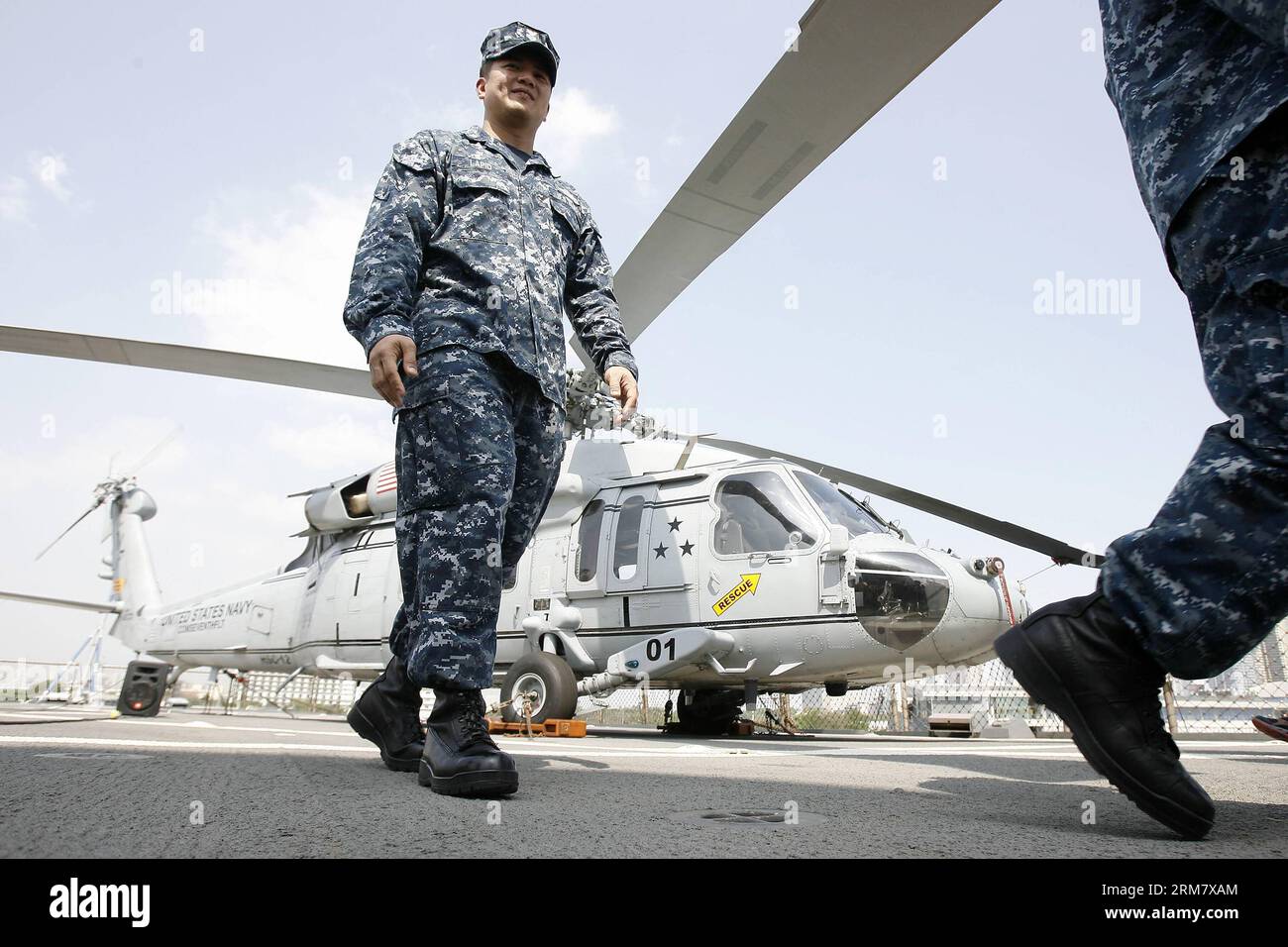 (140318) -- MANILA, 18. März 2014 (Xinhua) -- Soldaten der US Navy gehen an Bord der USS Blue Ridge (LCC-19), dem Flaggschiff der Siebten Flotte der Vereinigten Staaten in Manila, Philippinen, 18. März 2014. Die USS Blue Ridge kam am Dienstag in South Harbor in Manila an, um einen Kulanzbesuch zu machen, der bis zum 22. März dauern wird. (Xinhua/Rouelle Umali) (djj) PHILIPPINEN-MANILA-USS BLUE RIDGE-VISIT PUBLICATIONxNOTxINxCHN MANILA 18. März 2014 XINHUA-Soldaten der US Navy gehen AN Bord der USS Blue Ridge LCC 19, dem Kommandoflaggschiff der Siebten Flotte der Vereinigten Staaten in MANILA, der Philippinen Ma Stockfoto