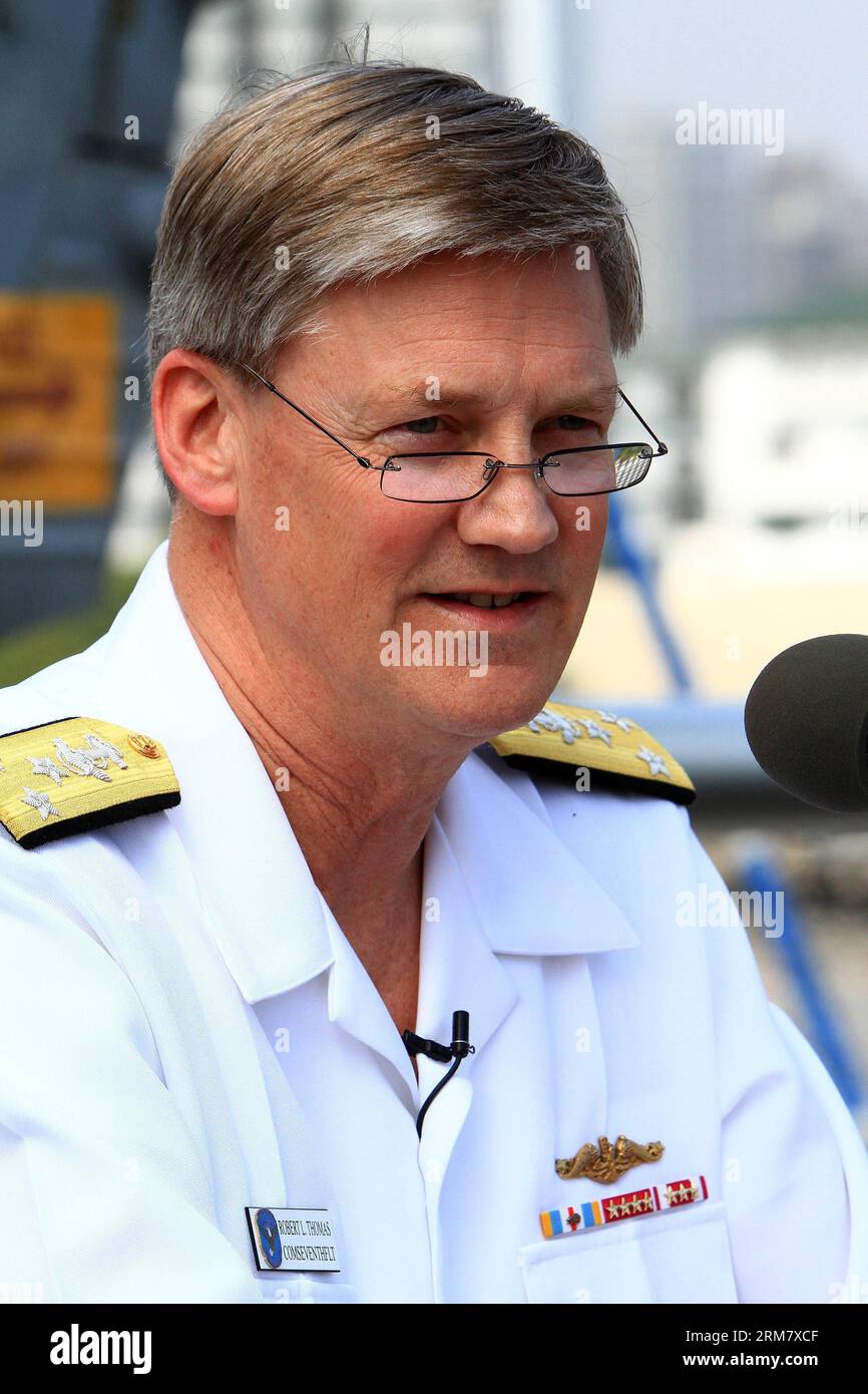 (140318) -- MANILA, 18. März 2014 (Xinhua) -- Kommandeur der 7. US-Flotte, Vizeadmiral Robert Thomas, spricht mit den Medien an Bord der USS Blue Ridge (LCC-19), dem Flaggschiff der 7. US-Flotte in Manila auf den Philippinen, 18. März 2014. Die USS Blue Ridge kam am Dienstag in South Harbor in Manila an, um einen Kulanzbesuch zu machen, der bis zum 22. März dauern wird. (Xinhua/Rouelle Umali) (djj) PHILIPPINEN-MANILA-USS BLUE RIDGE PUBLICATIONxNOTxINxCHN Manila 18. März 2014 XINHUA Kommandeur der Siebten US-Flotte Vizeadmiral Robert Thomas spricht mit den Medien AN Bord der USS Blue Ridge LC Stockfoto