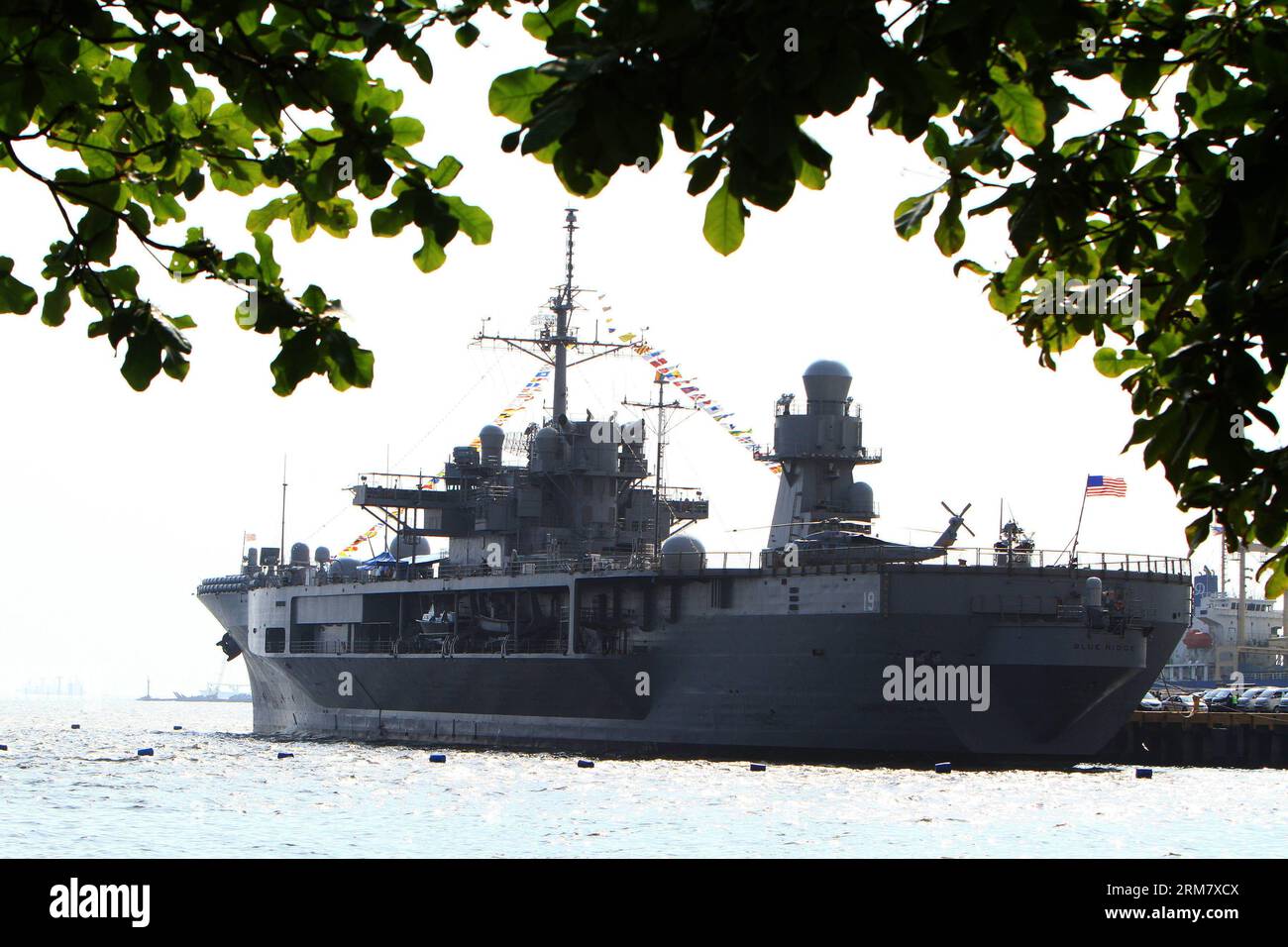 (140318) -- MANILA, 18. März 2014 (Xinhua) -- die USS Blue Ridge (LCC-19), das Flaggschiff der Siebten Flotte der Vereinigten Staaten, ist am 18. März 2014 in Manila auf den Philippinen angedockt. Die USS Blue Ridge kam am Dienstag in South Harbor in Manila an, um einen Kulanzbesuch zu machen, der bis zum 22. März dauern wird. (Xinhua/Rouelle Umali) (djj) PHILIPPINEN-MANILA-USS BLUE RIDGE PUBLICATIONxNOTxINxCHN Manila 18. März 2014 XINHUA die USS Blue Ridge LCC 19 das Flaggschiff der Vereinigten Staaten die siebte Flotte IST Seen in Manila angelegt die Philippinen 18. März 2014 die USS Blue Ridge traf Dienstag in South Harbor in M ein Stockfoto