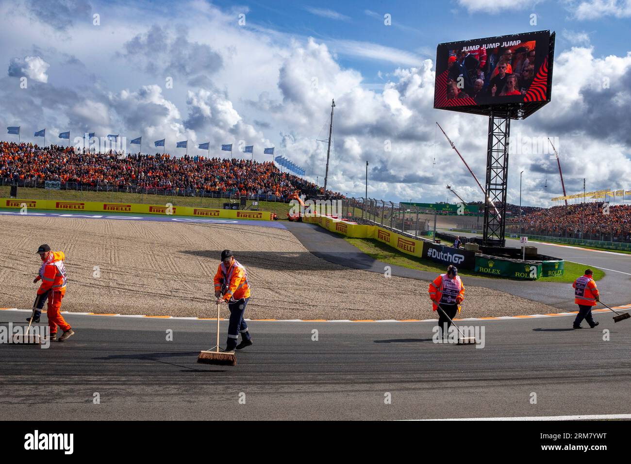 Zandvoort, Niederlande. 27. August 2023. Zandvoort, Niederlande, 26. August 2023; Qualifying Dutch Formula 1 Grand Prix, Marshal's Cleaning the Track - Bild und Copyright von Leo VOGELZANG/ATP Images (VOGELZANG Leo/ATP/SPP) Credit: SPP Sport Press Photo. Alamy Live News Stockfoto