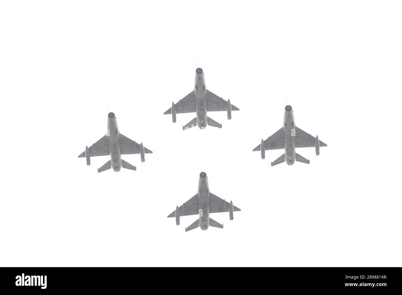 Die pakistanische Luftwaffe Chengdu F-7-Jets fliegen während einer Zeremonie zum pakistanischen Nationalfeiertag in Islamabad, der Hauptstadt Pakistans, am 23. März 2014 in Formation. (Xinhua/Ahmad Kamal) PAKISTAN-ISLAMABAD-NATIONALE FEIERLICHKEITEN PUBLICATIONxNOTxINxCHN pakistanische Luftwaffe Chengdu F 7 Jet Fighters Fliegen in Formation während einer Zeremonie zum Nationalfeiertag Pakistans in Islamabad Hauptstadt Pakistans 23. März 2014 XINHUA Ahmad Kamal Pakistan Islamabad National Day Celebrations PUNOBLATxCHIONxN Stockfoto
