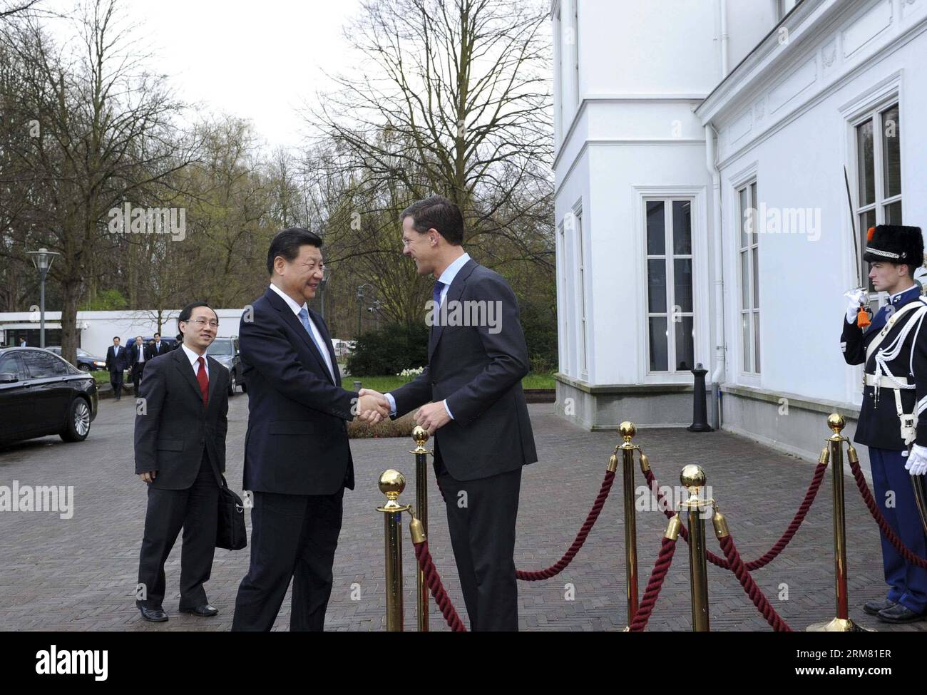 (140323) -- DEN HAAG, 23. März 2014 (Xinhua) -- DER chinesische Präsident Xi Jinping (L) schüttelt mit dem niederländischen Premierminister Mark Rutte vor ihren Gesprächen in den Haag, den Niederlanden, am 23. März 2014 die Hände. (Xinhua/Rao Aimin) (cjq) NIEDERLANDE-CHINA-XI JINPING-MARK RUTTE-TALKS (CN) PUBLICATIONxNOTxINxCHN den Haag 23. März 2014 XINHUA der chinesische Präsident XI Jinping l gibt den niederländischen Ministerpräsidenten Mark Rutte vor ihren Gesprächen in den Haag die Niederlande 23. März 2014 XINHUA RAO Aimin Niederlande China Xi Jinping Mark NORutte spricht CN PUCHATXINNICxBLINN Stockfoto