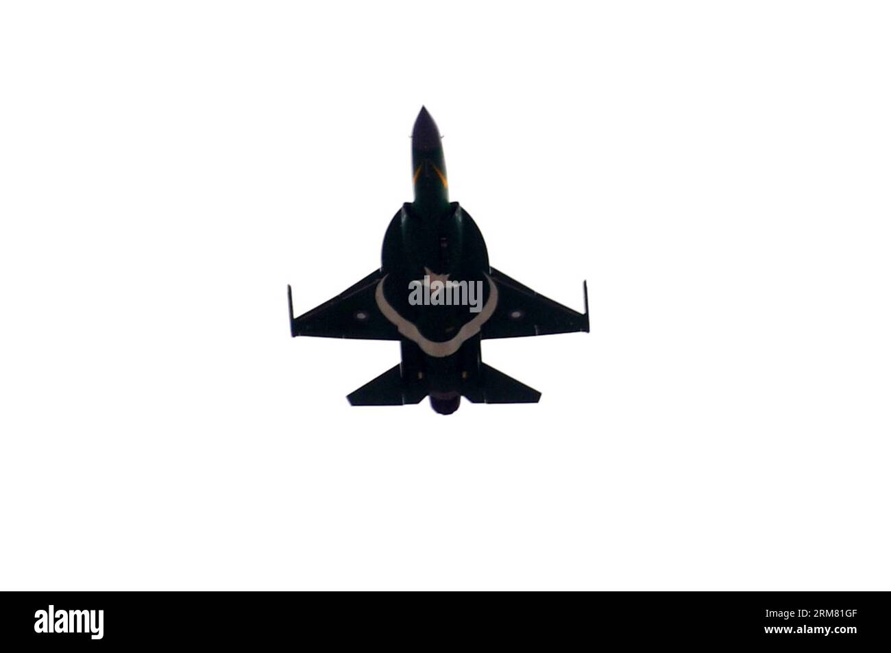 Die pakistanische Luftwaffe fliegt während einer Zeremonie zum pakistanischen Nationalfeiertag in Islamabad, der Hauptstadt Pakistans, am 23. März 2014 in Formation. Pakistanis feiern den Nationalfeiertag zum Gedenken an die Resolution der islamischen Führer in Britisch-Indien vom 23. März 1940, die schließlich zur Bildung Pakistans führte. (Xinhua/Ahmad Kamal) PAKISTAN-ISLAMABAD-NATIONAL DAY CEREMONY PUBLICATIONxNOTxINxCHN pakistanische Luftwaffenflugzeuge Fliegen in Formation während einer Zeremonie zum Mark Pakistan S National Day in Islamabad Hauptstadt von Pakistan AM 23. März 2014 feiern Pakistanis den National Day zum Gedenken an die Stockfoto