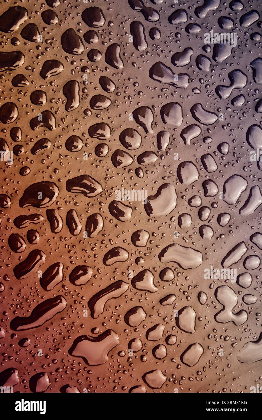 Wassertropfen – abstrakte Wassertropfen auf wasserdichtem Material Stockfoto