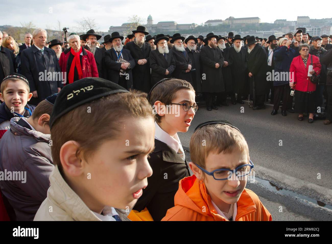 (140324) -- BUDAPEST, 24. März 2014 (Xinhua) -- die Teilnehmer des Kongresses des Rabbinischen Zentrums von Europa nehmen an einer Veranstaltung Teil 1944-45, bei der jüdische Opfer geehrt werden, die am 24. März 2014 von Arrow-Cross-Milizionären am Ufer der Donau in Budapest, der Hauptstadt Ungarns, in die Donau geschossen wurden. (Xinhua/Attila Volgyi) UNGARN-BUDAPEST-JUDEN-GEDENKEN PUBLICATIONxNOTxINxCHN Budapest 24. März 2014 XINHUA Teilnehmer des Kongresses des Rabbinischen Zentrums von Europa nehmen an einer Veranstaltung Teil, die jüdischen Opfern, die durch Arrow Cross in die Donau geschossen wurden, Tribut zollt Stockfoto