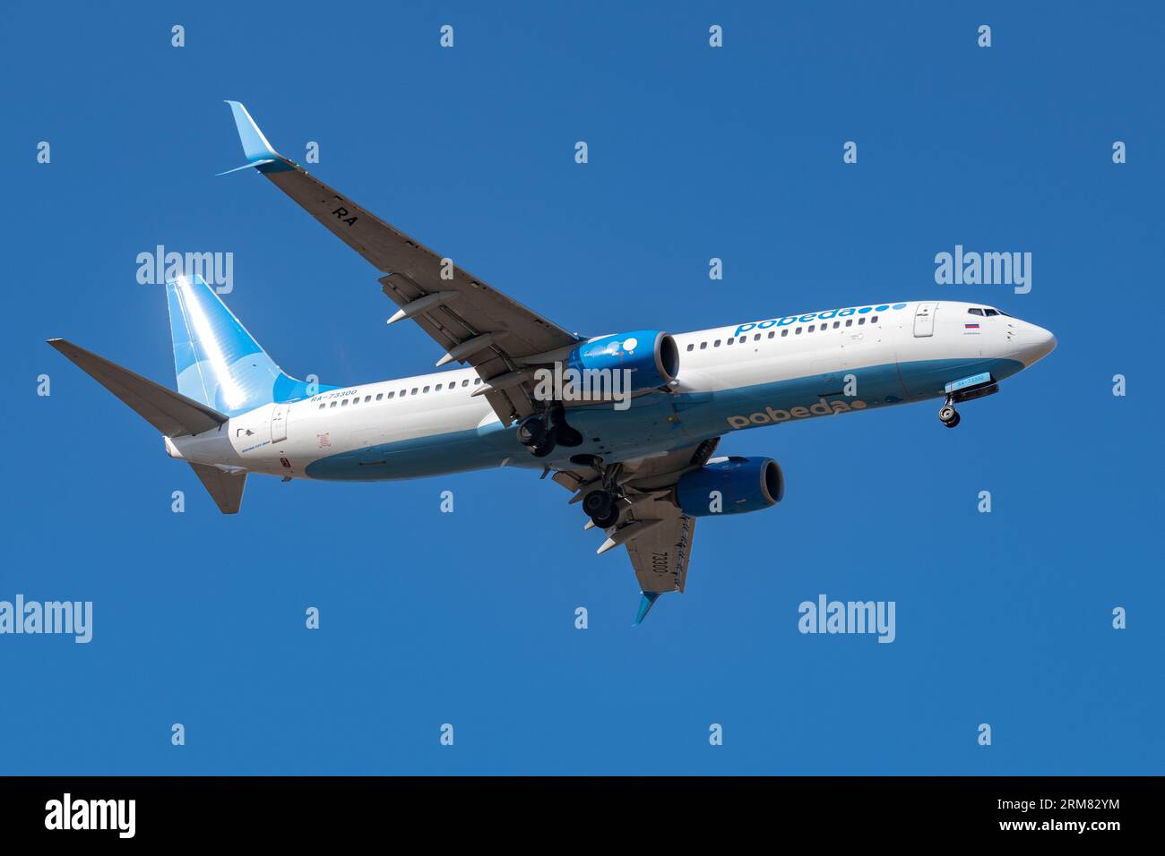 SANKT PETERSBURG, RUSSLAND - 14. APRIL 2023: Boeing 737-800 (RA-73300) von Pobeda Airlines auf Gleitbahn in blauem wolkenlosem Himmel Stockfoto