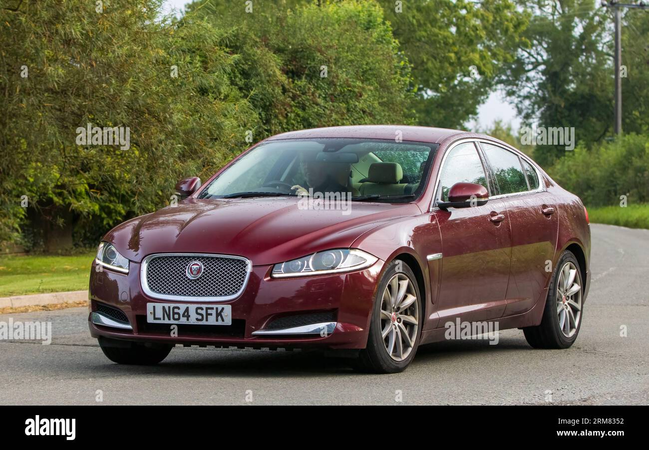 Whittlebury, Northants, UK - 26. August 2023: 2014 rotes Jaguar XF-Auto, das auf einer englischen Landstraße fährt Stockfoto