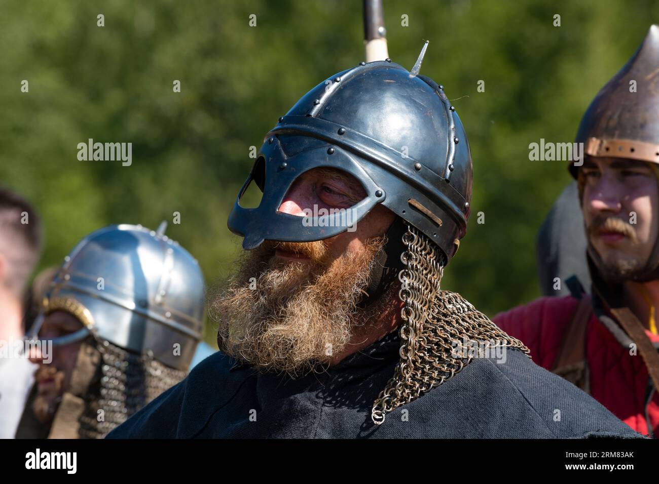 NOWGOROD REGION, RUSSLAND - 05. AUGUST 2023: Porträt eines mittelalterlichen Kriegers in einem Wikingerhelm (Gjermundbu-Helm). Historisches Festival 'Prince's Brothe Stockfoto