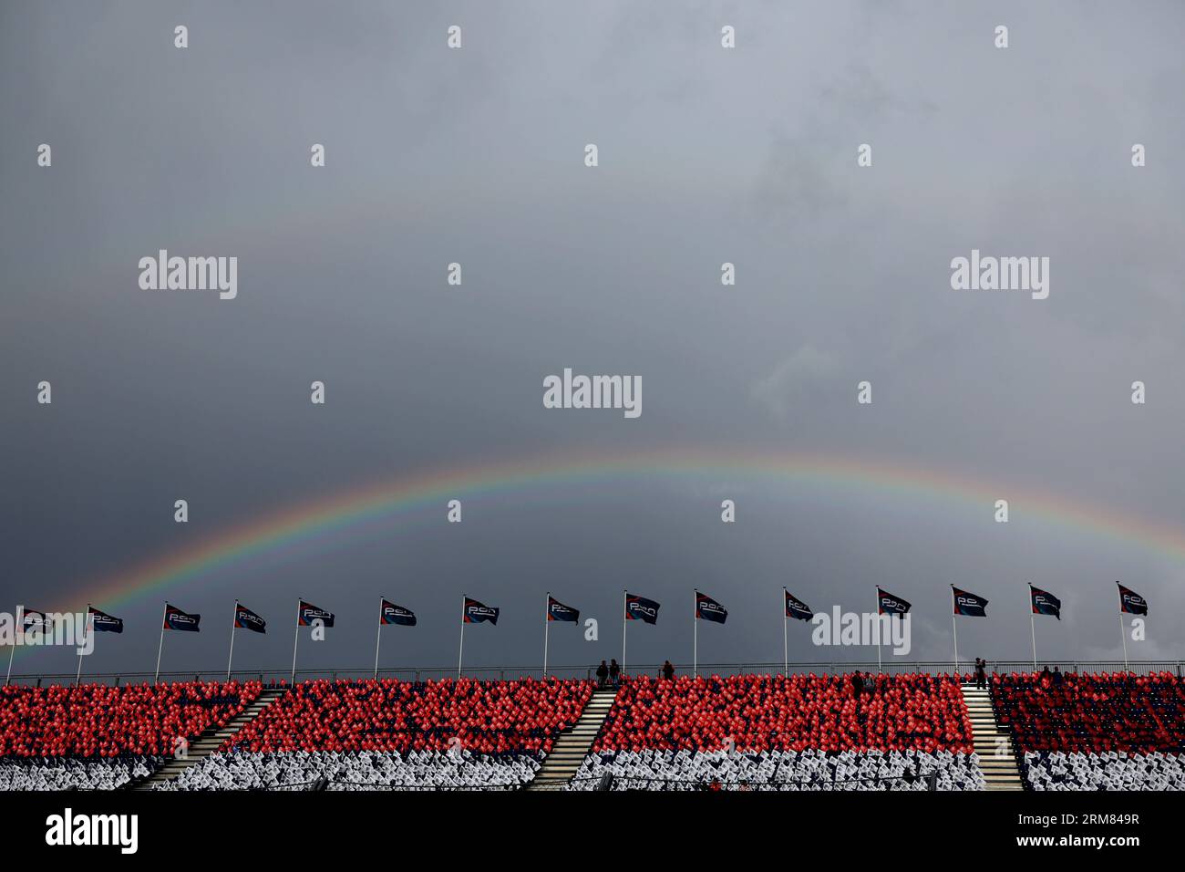 Zandvoort, Niederlande. 27. August 2023. Circuit Atmosphere - ein Regenbogen über der Tribüne. 27.08.2023. Formel-1-Weltmeisterschaft, Rd 14, Großer Preis Der Niederlande, Zandvoort, Niederlande, Wettkampftag. Auf dem Foto sollte Folgendes stehen: XPB/Press Association Images. Quelle: XPB Images Ltd/Alamy Live News Stockfoto