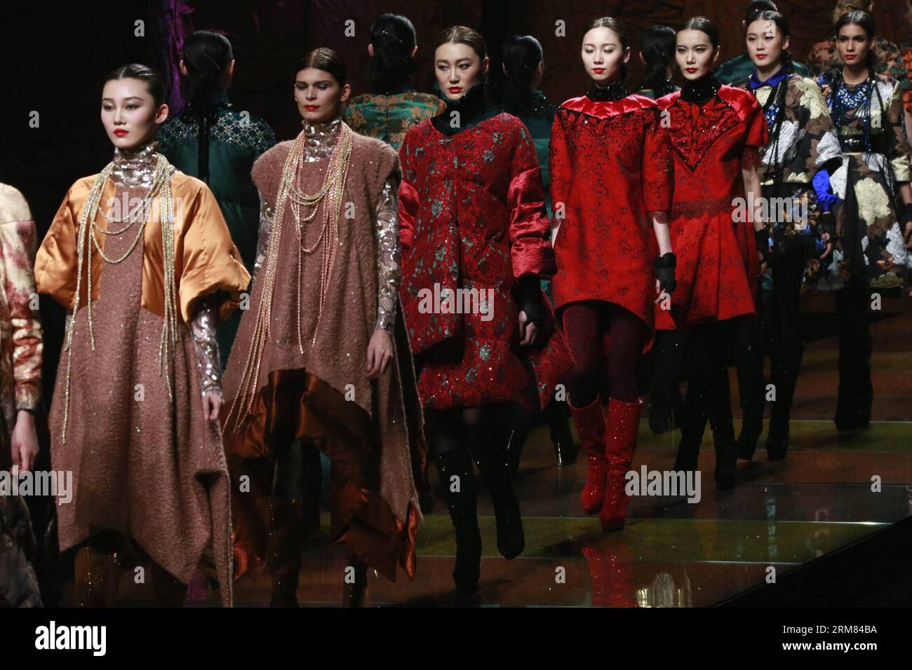 (140327) -- PEKING, 26. März 2014 (Xinhua) -- Models präsentieren kältebeständige Kleidungsstücke, die Zhu Lin während einer Modenschau auf der Beijing Fashion Week in Peking, der Hauptstadt Chinas, am 26. März 2014 entworfen hat. (Xinhua/Li Mingfang) (lfj) CHINA-BEIJING-FASHION WEEK (CN) PUBLICATIONxNOTxINxCHN Peking März 26 2014 XINHUA Models präsentieren von Zhu Lin während einer Fashion Show AUF DER Beijing Fashion Week in Peking Hauptstadt von China März 26 2014 XINHUA verließ Mingfang China Beijing Fashion Week CN PUICATIONXCHTXXINXINN Stockfoto