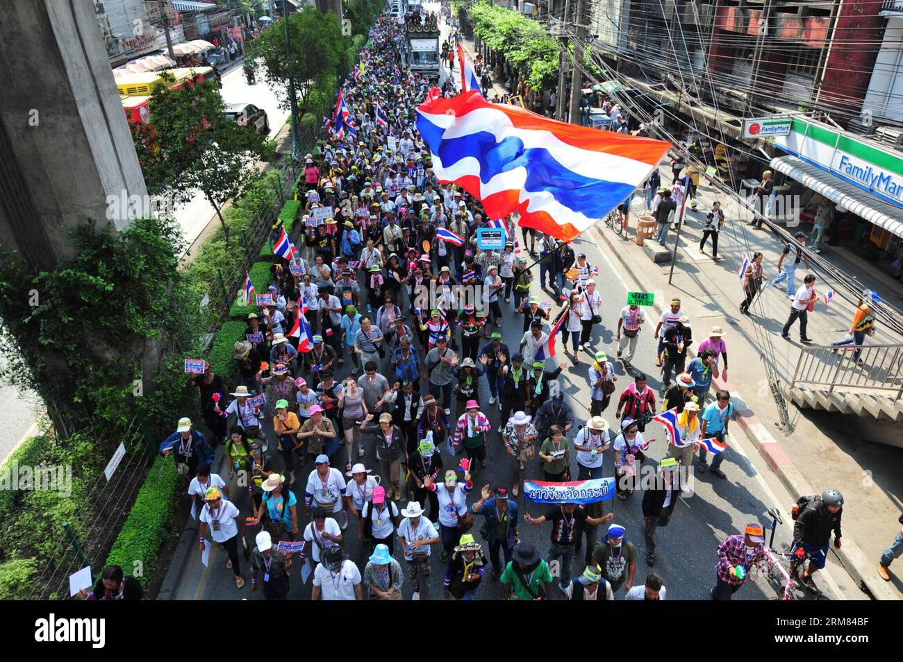 (140327) -- BANGKOK, 27. März 2014 (Xinhua) -- Anti-Regierungs-Anhänger marschieren durch die Straßen in Bangkok, Thailand, 27. März 2014. Die Demonstranten des Demokratischen Reformkomitees des Volkes marschierten am vierten Tag in Bangkok ein, um die Menschen in Bangkok zur Teilnahme an ihrer Massendemonstration am Samstag einzuladen. (Xinhua/Rachen Sageamsak) THAILAND-BANGKOK-PROTEST PUBLICATIONxNOTxINxCHN Bangkok 27 2014. März XINHUA Anhänger der Anti-Regierung marschieren durch die Straßen in Bangkok Thai Land 27 2014. März Prominente des Demokratischen Reformkomitees marschierten zum vierten Tag in Bangkok, um Bangkok Prominente einzuladen Stockfoto