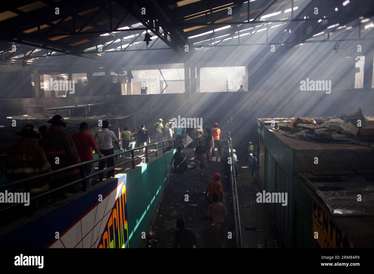 (140327) -- GUATEMALA CITY, 27. März 2014 (Xinhua) -- Menschen nehmen am 27. März 2014 an den Reinigungsarbeiten der Trümmer auf dem La Terminal Market in Guatemala City, der Hauptstadt Guatemalas, Teil. La Terminal Market, der größte Markt in Guatemala, löste einen Brand am Montag aus und verbrauchte mehr als 800 Stände, laut der lokalen Presse. (Xinhua/Luis Echeverria) (jg) (Ah) GUATEMALA-GUATEMALA CITY-ACCIDENT-FIRE PUBLICATIONxNOTxINxCHN Guatemala City März 27 2014 XINHUA-Prominente nehmen AM 27 2014. März an den Reinigungsarbeiten für die Trümmer auf dem La Terminal Market in Guatemala City Capital of Guatemala Teil Stockfoto