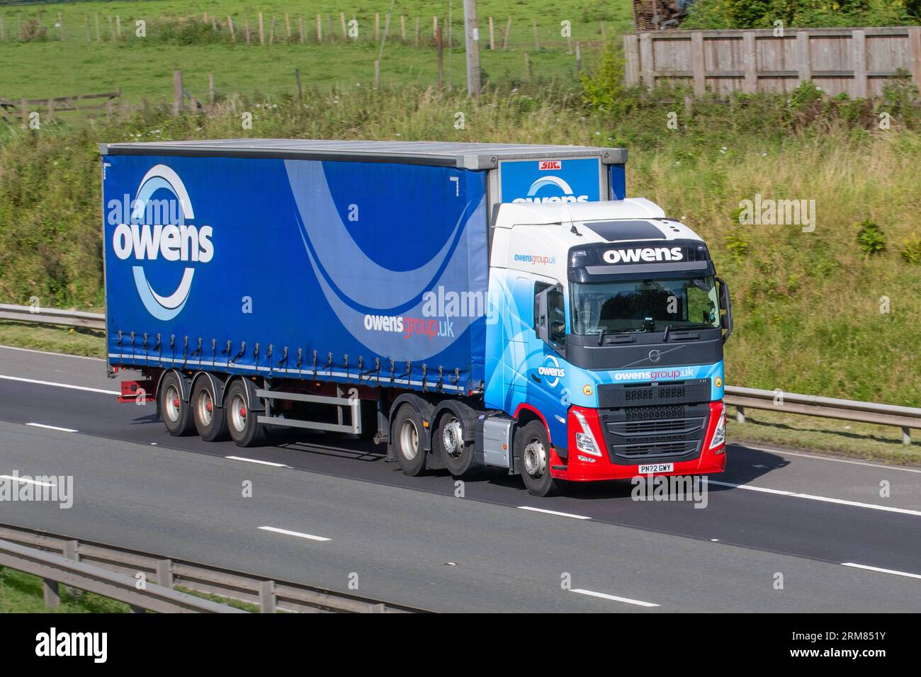 OWENS (STRASSENVERKEHR) BEGRENZT. Road Transport Solutions 2021 Volvo FH Traktoreinheit, Diesel 12777 cm3 auf der Autobahn M61 UK Stockfoto