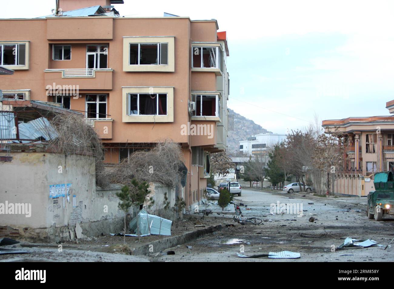 (140328) -- KABUL, 28. März 2014 (Xinhua) -- Foto vom 28. März 2014 zeigt den Ort eines Angriffs in Kabul, Afghanistan. Eine Explosion und der anschließende Schuss zielten auf ein Gästehaus, das am Freitag von Ausländern in Kabul besucht wurde, sagten Beamte. Vier Selbstmordattentäter griffen das Gästehaus in der Gegend von Kart-e-Char im Westen Kabuls an. Ein Angreifer wurde nach der Explosion seiner Autobombe an der Tür getötet. Drei Militante sind eingedrungen, sagte ein Sicherheitsbeamter Xinhua. (Xinhua/Ahmad Massoud)(bxq) AFGHANISTAN-KABUL-ATTACK PUBLICATIONxNOTxINxCHN Kabul März 28 2014 XINHUA Foto aufgenommen AM 28. März 20 Stockfoto