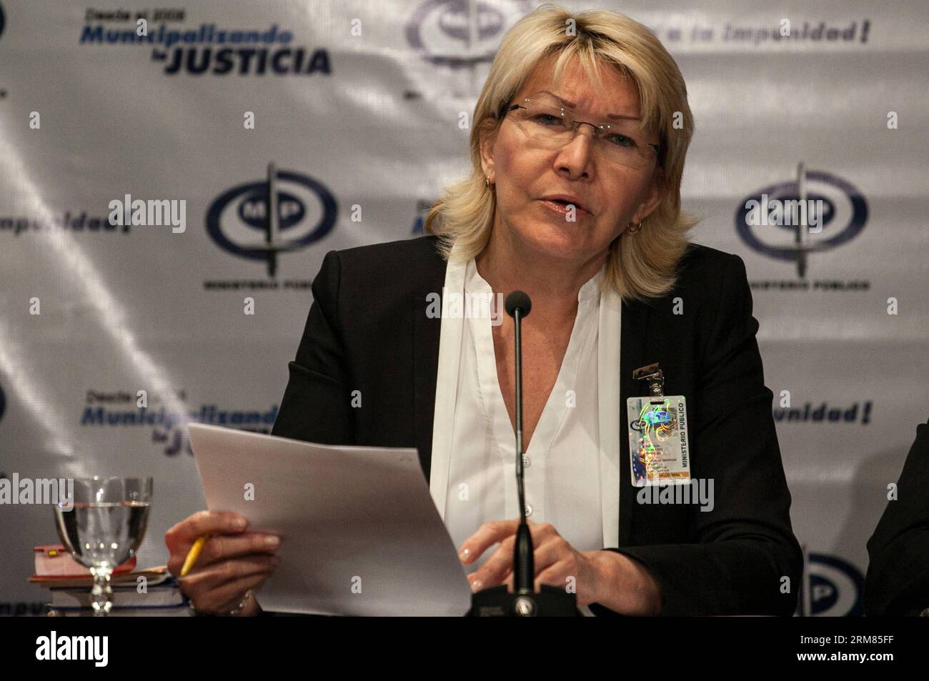 Luisa Ortega Diaz, Generalstaatsanwältin von CARACAS Venezuela, nimmt am 28. März 2014 an einer Pressekonferenz im Hauptquartier des öffentlichen Ministeriums in Caracas, Venezuela, Teil. Die Staatsanwaltschaft Luisa Ortega Diaz lieferte das Gleichgewicht des Konflikts, der seit dem 12. Februar in Venezuela entstanden ist, und wies darauf hin, dass die Gewalt im Land 37 Tote und 559 Verletzte gefordert hat, während 168 Menschen laut der lokalen Presse ihrer Freiheit beraubt wurden. (Xinhua/Boris Vergara) (jg) (rt) VENEZUELA-CARACAS-POLITICS-PROSECUTION PUBLICATIONxNOTxINxCHN Caracas Venezuela Generalstaatsanwältin Luisa Ortega Di Stockfoto