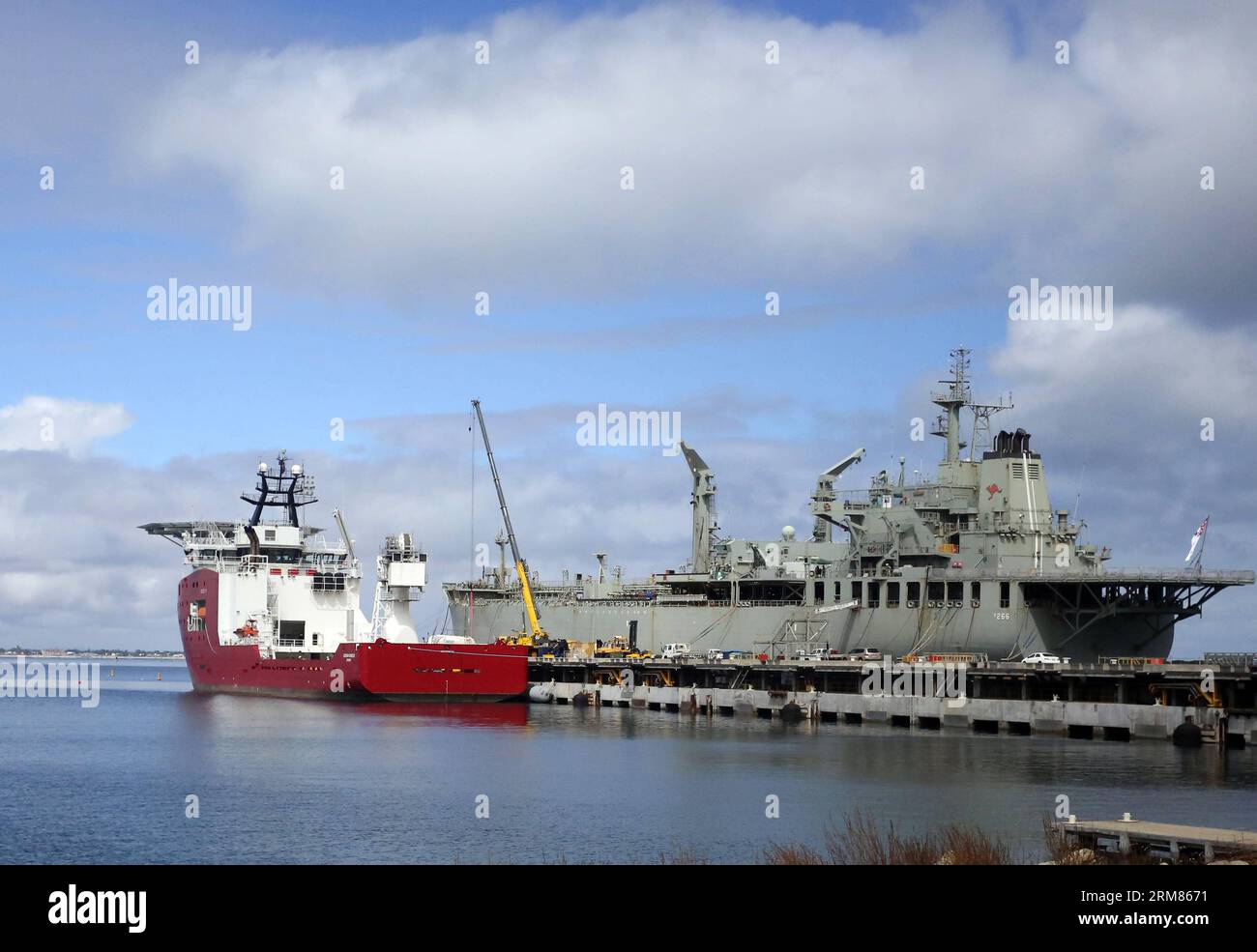 (140330) -- PERTH, März. 30, 2014 (Xinhua) -- das australische Verteidigungsschiff Ocean Shield ist mit Vorräten und Ausrüstungen beladen, bevor es in ein Aufgabengebiet geht, um die Black Box pinger des vermissten Malaysia Airlines-Fluges MH370 auf der HMAS Stirling Marinebasis in der Nähe von Perth, Australien, zu finden, 30. März 2014. (Xinhua/Xu Yanyan) (zw) AUSTRALIA-MALAYSIA-MH370-SEARCH-EQUIPMENTS PUBLICATIONxNOTxINxCHN Perth März 30 2014 DAS australische Verteidigungsschiff Ocean Shield WIRD mit VORRÄTEN und Ausrüstung BELADEN, bevor es in ein Aufgabengebiet geht, um den Black Box Pinger der vermissten Malaysia Airlines Flig zu lokalisieren Stockfoto