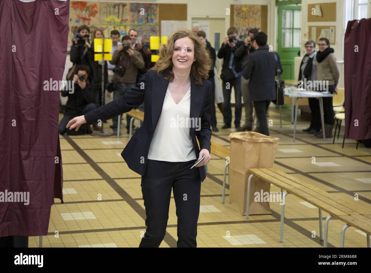 (140330)-- PARIS, 30. März 2014(Xinhua) -- Nathalie Kosciusko-Morizet, konservative UMP-Kandidatin für die Bürgermeisterwahl, kommt zur Abgabe ihrer Stimme am 30. März 2014. Die zweite Runde der Kommunalwahlen 2014 begann heute, Bürgermeister und Stadträte für eine Amtszeit von sechs Jahren zu wählen. (Xinhua/Nicolas Kovarik)(bxq) FRANCE-PARIS-VOTING PUBLICATIONxNOTxINxCHN Paris März 30 2014 XINHUA Nathalie Kosciusko Morizet Konservative UMP politische Partei Kandidatin für die BÜRGERMEISTERWAHL kommt zu ihrer ABSTIMMUNG März 30 2014 die zweite Runde der Kommunalwahlen 2014 begann heute mit der WAHL Stockfoto