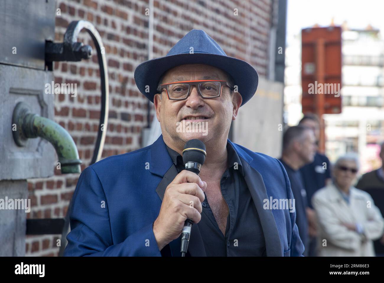 Sint Niklaas, Belgien. 27. August 2023. Tom Lanoye wurde während der Feierlichkeiten zum 65. Geburtstag des Schriftstellers Lanoye am Sonntag, den 27. August 2023 in Sint-Niklaas dargestellt. BELGA PHOTO NICOLAS MAETERLINCK Credit: Belga News Agency/Alamy Live News Stockfoto