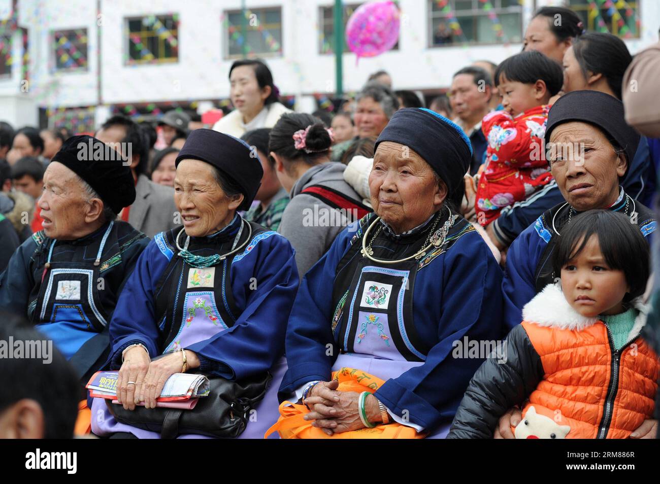 (140402) -- GUIYANG, 2. April 2014 (Xinhua) -- Menschen der ethnischen Gruppe Buyi beobachten die Vorstellung beim San Yue San Festival in der Gemeinde Xinbao in Guiyang, der Hauptstadt der südwestchinesischen Provinz Guizhou, am 2. April 2014. Das Festival, das am 3. Tag des 3. Monats im chinesischen Mondkalender stattfindet, wird von Menschen vieler ethnischer Gruppen in China gefeiert. (Xinhua/Tao Liang) (zc) CHINA-GUIZHOU-GUIYANG-SAN YUE SAN (CN) PUBLICATIONxNOTxINxCHN Guiyang 2. April 2014 XINHUA Prominente der Buyi Ethnic Group sehen Performance BEIM San Yue San Festival in der Gemeinde XINBAO in der Hauptstadt von Guiyang Stockfoto