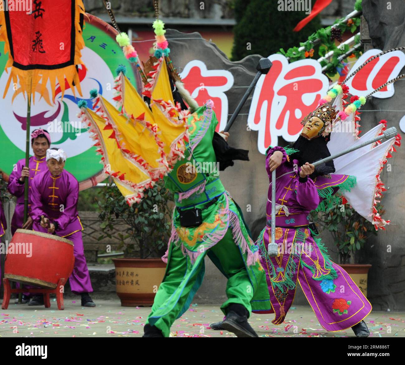 (140402) -- GUIYANG, 2. April 2014 (Xinhua) -- Menschen der Buyi-Ethnie treten beim San Yue San Festival in der Gemeinde Xinbao in Guiyang, Hauptstadt der südwestchinesischen Provinz Guizhou, am 2. April 2014 auf. Das Festival, das am 3. Tag des 3. Monats im chinesischen Mondkalender stattfindet, wird von Menschen vieler ethnischer Gruppen in China gefeiert. (Xinhua/Tao Liang) (zc) CHINA-GUIZHOU-GUIYANG-SAN YUE SAN (CN) PUBLICATIONxNOTxINxCHN Guiyang 2. April 2014 XINHUA Prominente der Buyi Ethnic Group treten BEIM San Festival in der Gemeinde XINBAO in Guiyang, der Hauptstadt von Südwestchina S Guiz, auf Stockfoto