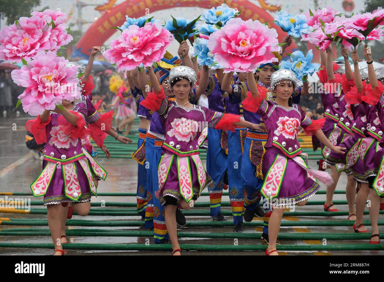 (140402) -- WUMING, 2. April 2014 (Xinhua) -- Menschen der ethnischen Gruppe Zhuang treten beim San Yue San Festival im Wuming County, südchinesische autonome Region Guangxi Zhuang, 2. April 2014 auf. Das Festival, das am 3. Tag des 3. Monats im chinesischen Mondkalender stattfindet, wird von Menschen vieler ethnischer Gruppen in China gefeiert. (Xinhua/Zhou Hua) (zc) CHINA-GUANGXI-WUMING-SAN YUE SAN (CN) PUBLICATIONxNOTxINxCHN Wuming 2. April 2014 XINHUA-Prominente der Zhuang-Gruppe treten AUF dem San Yue San Festival im Wuming County Südchina S Guangxi Zhuang Autonomous Region 2. April 201 auf Stockfoto