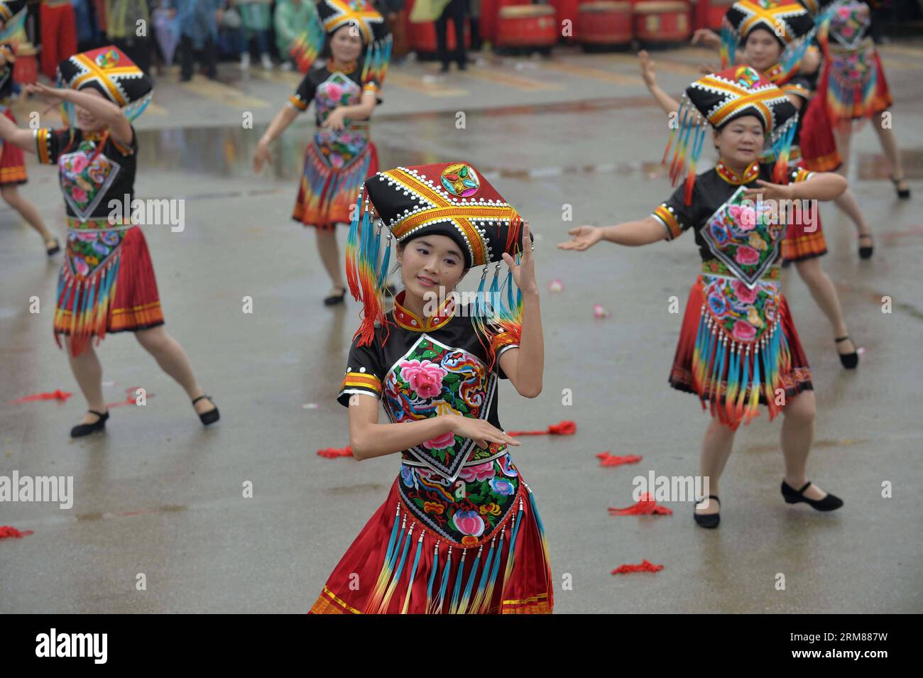 (140402) -- WUMING, 2. April 2014 (Xinhua) -- Menschen der ethnischen Gruppe Zhuang treten beim San Yue San Festival im Wuming County, südchinesische autonome Region Guangxi Zhuang, 2. April 2014 auf. Das Festival, das am 3. Tag des 3. Monats im chinesischen Mondkalender stattfindet, wird von Menschen vieler ethnischer Gruppen in China gefeiert. (Xinhua/Zhou Hua) (zc) CHINA-GUANGXI-WUMING-SAN YUE SAN (CN) PUBLICATIONxNOTxINxCHN Wuming 2. April 2014 XINHUA-Prominente der Zhuang-Gruppe treten AUF dem San Yue San Festival im Wuming County Südchina S Guangxi Zhuang Autonomous Region 2. April 201 auf Stockfoto