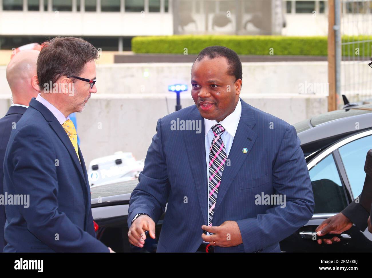 (140402) -- BRÜSSEL, 2. April 2014 (Xinhua) -- König von Swasiland Mswati III trifft am 2. April 2014 auf dem EU-Afrika-Gipfel am EU-Hauptsitz in Brüssel, der belgischen Hauptstadt, ein. (Xinhua/Gong Bing) (ypf) BELGIEN-BRÜSSEL-EU-AFRIKA-GIPFEL PUBLICATIONxNOTxINxCHN Stockfoto