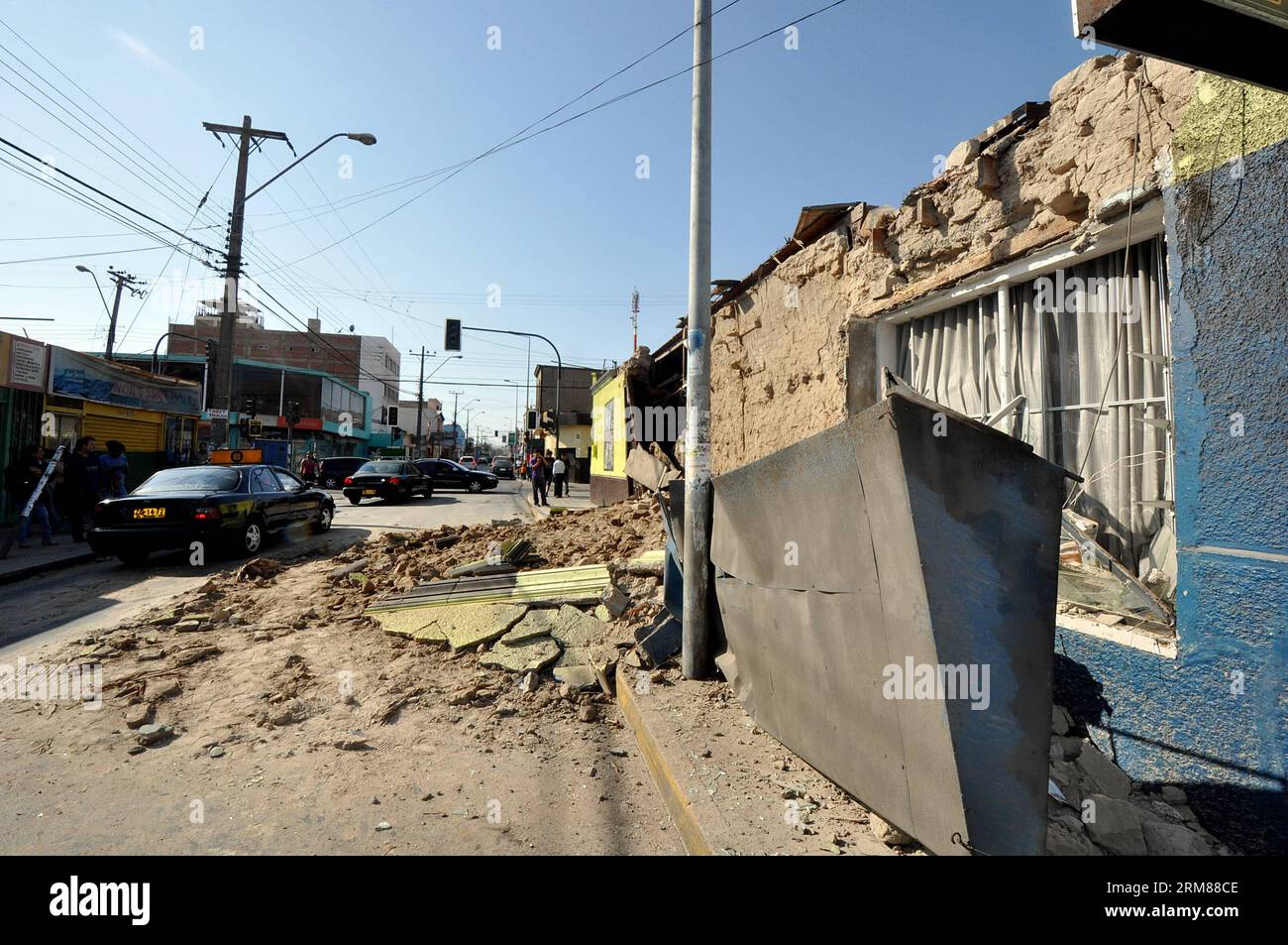 (140402) -- ARICA, 2. April 2014 (Xinhua) -- Anwohner laufen nach einem Erdbeben am Dienstagabend in Arica, Chile, am 2. April 2014 vor einem verdammten Haus. Ein Erdbeben der Stärke 8,2 traf am Dienstag vor der Nordküste Chiles und hinterließ fünf Tote und drei Schwerverletzte, während Tausende von Menschen aufgrund eines Tsunamialarms evakuiert wurden. (Xinhua/Agencia UNO) (jg) (sp) CHILE-ARICA-UMWELT-ERDBEBEN PUBLICATIONxNOTxINxCHN Arica 2. April 2014 XINHUA-Bewohner gehen vor einem Haus nach dem Erdbeben AM Dienstag DER Nacht in Arica Chile AM 2. April 2014 auf 8 2 Magnitude Ohr Stockfoto