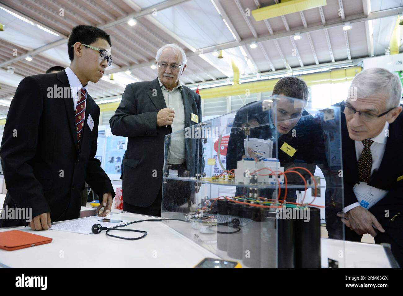 (140402) -- GENF, 2. April 2014 (Xinhua) -- der chinesische Student Wu Xingyun (L) präsentiert seine Erfindung am Eröffnungstag der 42. Internationalen Ausstellung der Erfindungen von Genf, in Genf, Schweiz, 2. April 2014. Die 42. Internationale Ausstellung der Genfer Erfindungen begann hier am Mittwoch. (Xinhua/Wang Siwei) SCHWEIZ-GENF-INTERNATIONALE AUSSTELLUNG VON ERFINDUNGEN PUBLICATIONxNOTxINxCHN Genf 2. April 2014 XINHUA chinesischer Student Wu Xingyun l präsentiert seine Erfindung am Eröffnungstag der 42. Internationalen Ausstellung von Erfindungen von Genf in Genf Schweiz Stockfoto