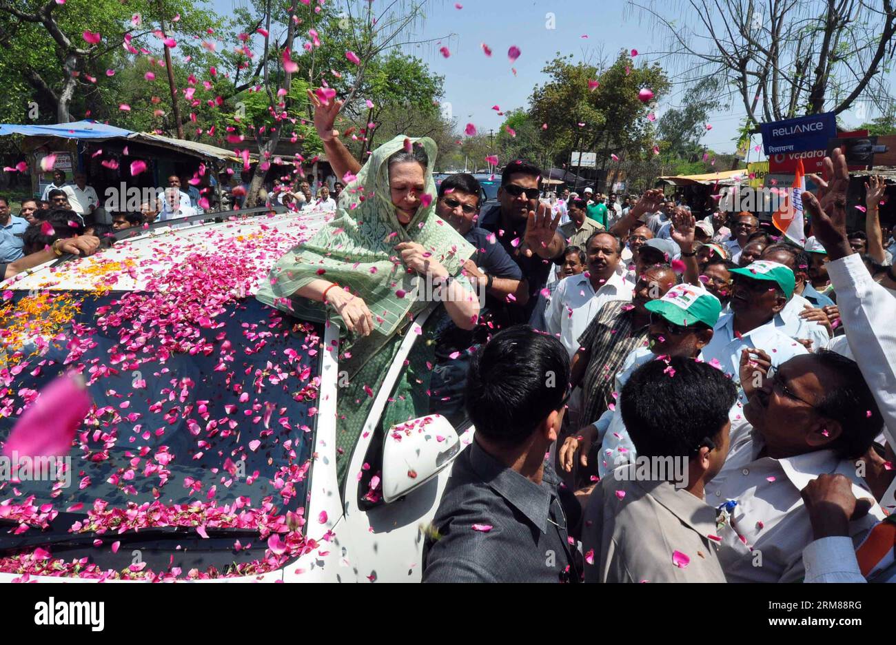 RAE BARELI, 2. April 2014 (Xinhua) – Unterstützer werfen Blumenblätter auf Indiens regierende Kongresspartei-Chefin Sonia Gandhi, als sie ankommt, um ihre Nominierungsunterlagen für die bevorstehenden Parlamentswahlen in Rae Bareli, Indien, am 2. April 2014 einzureichen. Indien wird vom 7. April bis zum 12. Mai nationale Wahlen abhalten, was eine Abstimmung einleitet, die viele Beobachter als die wichtigste Wahl seit mehr als 30 Jahren im Land ansehen. (Xinhua/Stringer) INDIEN-RAE BARELI-WAHLNOMINATION PUBLICATIONxNOTxINxCHN Rae Bareli 2. April 2014 XINHUA-Anhänger werfen Blumenblätter gegen den Vorsitzenden der indischen Kongresspartei Stockfoto