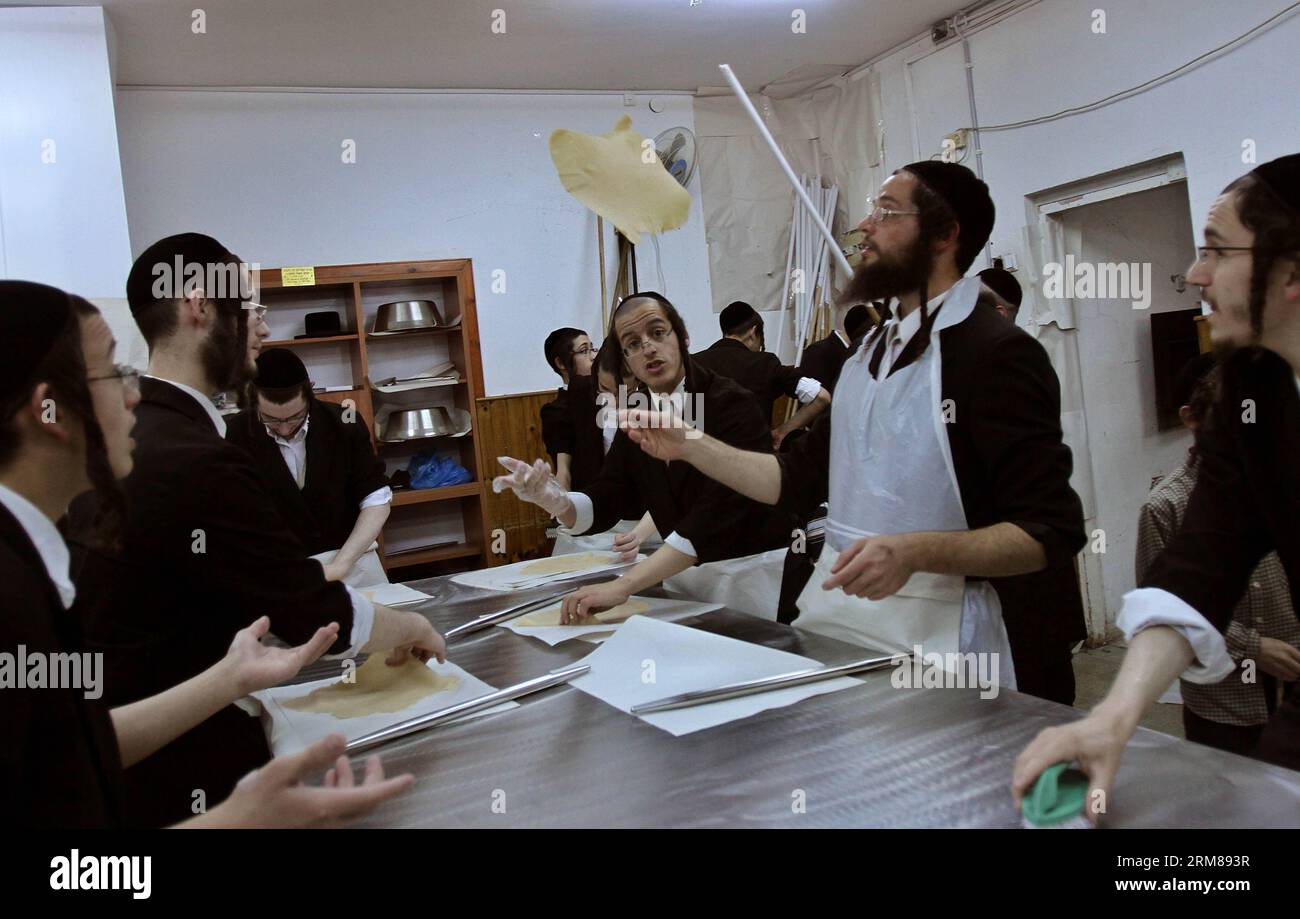 (140403)--RECHOVOT, 3. April 2014 (Xinhua)--Ultra-orthodoxe Juden machen Matzo für die bevorstehende jüdischer Feiertag des Pessach-Festes in einer Bäckerei in Rechovot, zentral-Israel, am 2. April 2014. Matzo ist ein ungesäuertes Brot traditionell gegessen von Juden während der einwöchigen Pessachfest, wenn Essen Chametz, Brot und andere Lebensmittel, die mit Getreide gesäuert, nach dem jüdischen religiösen Gesetz verboten ist. Passah ist ein wichtiges biblisch stammenden jüdischen fest. Das jüdische Volk feiern Pessach als eine Erinnerung an ihre Befreiung mehr als 3.300 Jahren von Gott aus der Sklaverei im alten Ägypten, die ru Stockfoto