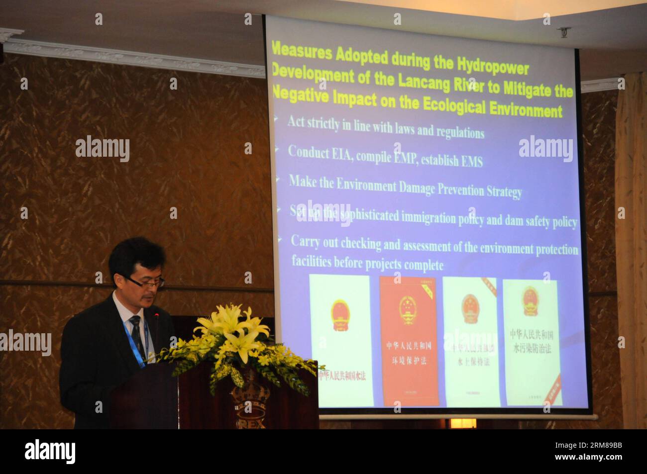 (140403) -- HO-CHI-MINH-STADT, 3. April 2014 (Xinhua) -- Zhong Yong, Mitglied des chinesischen Wasserministeriums, spricht während des zweiten Treffens der Mekong-Flusskommission (MRC) in Ho-Chi-Minh-Stadt, Vietnam, 2. April 2014. Die zweitägige internationale Konferenz über die Zusammenarbeit im Bereich der Wasser-, Energie- und Ernährungssicherheit in grenzüberschreitenden Becken unter Klimawandel begann am Mittwoch in Vietnams südlicher Ho-Chi-Minh-Stadt (HCM). (Xinhua/Nguyen Le Huyen) (djj) VIETNAM-HO-CHI-MINH-STADT-MEKONG-FLUSS-KOMMISSION GIPFEL PUBLICATIONxNOTxINxCHN Ho-Chi-Minh-Stadt 3. April 2014 XINHUA Zhong Yong Mitglied Stockfoto
