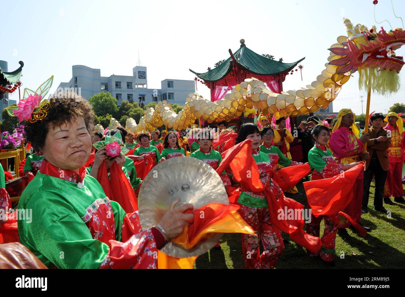 (140404) -- DEQING, 4. April 2014 (Xinhua) -- Künstler treten auf der Canhua Fair auf, einer traditionellen Volksveranstaltung zur Feier des bevorstehenden Qingming Festivals, in der Xinshi Township in Deqing, der ostchinesischen Provinz Zhejiang, am 4. April 2014. Das Qingming Festival, auch Tomb Sweeping Day genannt, ist ein Tag, an dem die Chinesen ihre Vorfahren und Verwandten auswendig lernen. (Xinhua/Ju Huanzong) (zc) CHINA-ZHEJIANG-QINGMING FESTIVAL-CANHUA FAIR (CN) PUBLICATIONxNOTxINxCHN Deqing 4. April 2014 XINHUA Künstler treten auf der Messe ein traditionelles Folk Event auf, um die bevorstehende Qing Ming Festi zu feiern Stockfoto