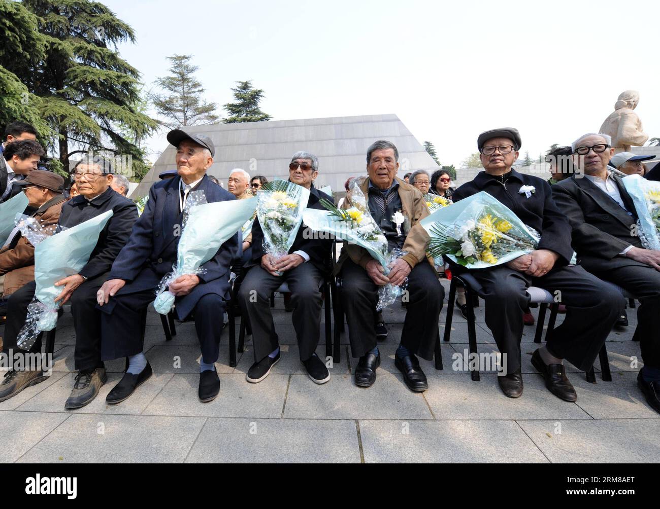 (140405) -- NANJING, 5. April 2014 (Xinhua) -- Überlebende und Familienmitglieder der Opfer des Massakers von Nanjing im Jahr 1937 besuchen eine Gedenkfeier in der Gedenkhalle der Opfer des Massakers von Nanjing durch japanische Invasoren, in Nanjing, der Hauptstadt der ostchinesischen Provinz Jiangsu, am 5. April 2014, auch das Qingming Festival oder den Tomb-Sweeping Day. Viele Bürger kamen hierher, um die Opfer des Massakers von Nanjing am Samstag zu betrauern. (Xinhua/Sun CAN) (wf) CHINA-NANJING-QINGMING FESTIVAL-NANJING MASSAKER-MEMORIAL CEREMONY (CN) PUBLICATIONxNOTxINxCHN Nanjing 5. April 2014 XINHUA-Überlebende und Familienmitglieder Stockfoto