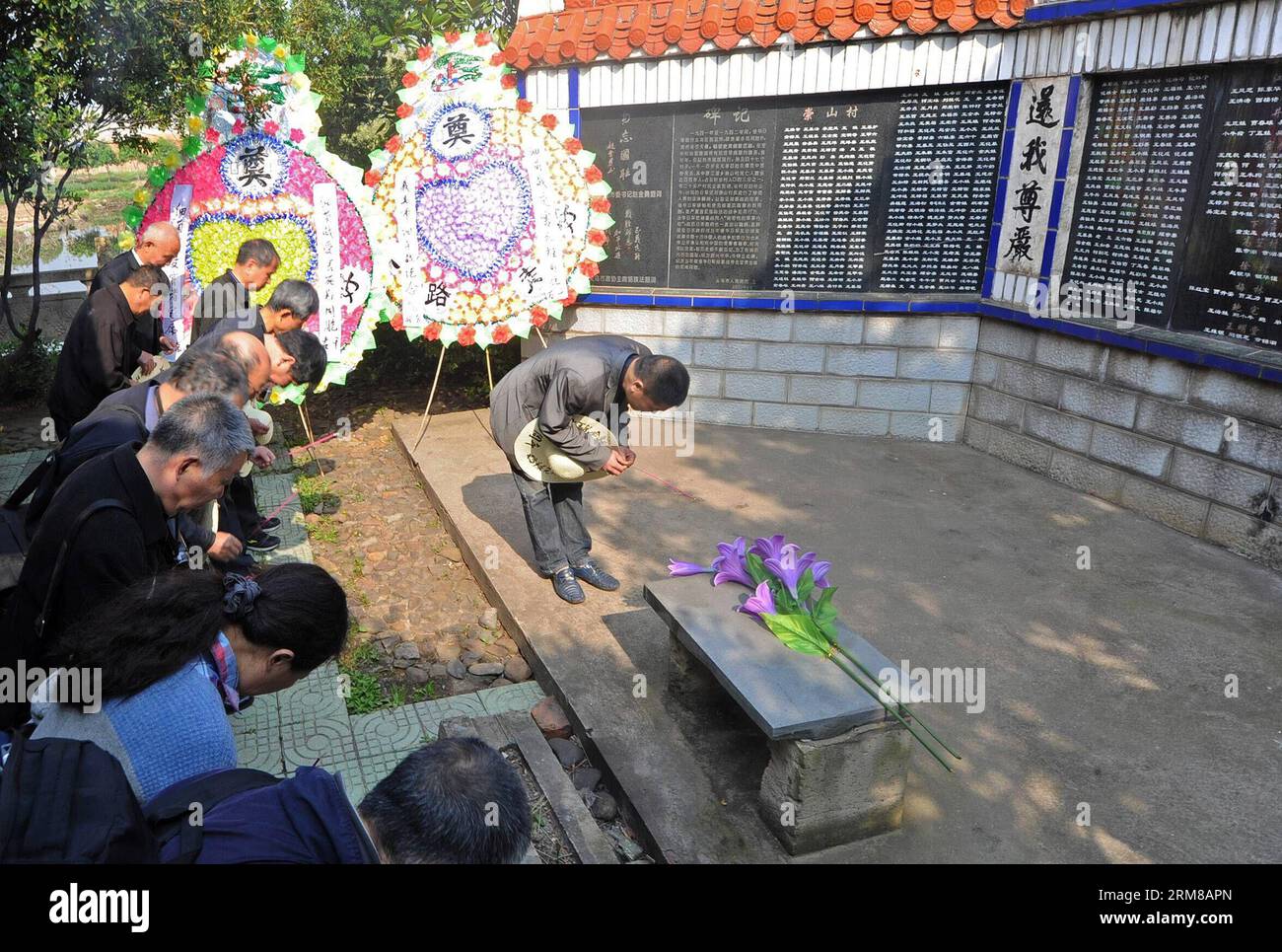 (140405) -- YIWU, 5. April 2014 (Xinhua) -- Mitglieder einer chinesischen Klägergruppe, die Schadenersatz von der japanischen Regierung für Schäden aus dem Einsatz von Keimkrieg während des japanischen Aggressionskrieges gegen China fordern, trauern um Opfer im Dorf Chongshan der Stadt Yiwu in der ostchinesischen Provinz Zhejiang, 5. April 2014. Am Samstag fand im Dorf Chongshan eine Gedenkveranstaltung zum Gedenken an die Opfer statt, die vor 72 Jahren im Keimkrieg in Japan getötet wurden. Das Qingming Festival war ein traditionelles chinesisches Festival, das verstorbenen Verwandten Respekt zollte. Im Jahr 1942 führte die japanische Armee eine großangelegte Seuche durch Stockfoto