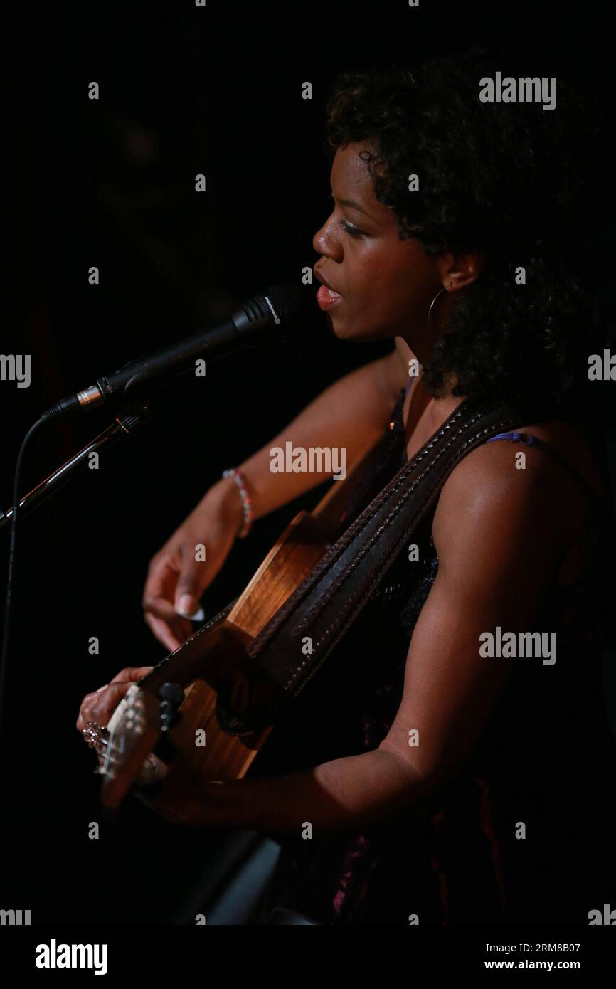 Lisa Doby singt am 5. April 2014 im Internationalen Theater in Frankfurt. Lisa Doby präsentierte am Samstagabend in Frankfurt ein Konzert aus Jazz, Blues und Soul, das das Publikum nicht nur mit ihren Gesangskenntnissen, sondern auch mit ihrer authentischen Bühnenpräsenz und ihren Texten, die von Liebe, Freiheit und Spiritualität erzählen, eingefangen hat. (Xinhua/Luo Huanhuan)(ctt) GERMANY-FRANKFURT-LISA DOBY PUBLICATIONxNOTxINxCHN Lisa singt AM 5. April 2014 im Internationalen Theater in Frankfurt ein Konzert von Jazz Blues and Soul AM Samstagabend in Frankfurt, das das Publikum nicht nur mit Witz einfängt Stockfoto