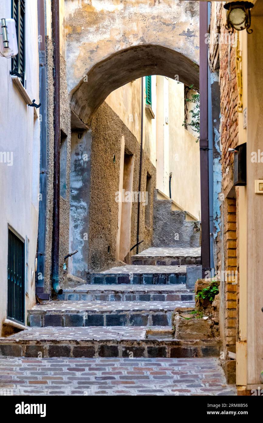Kleine Gasse im historischen Zentrum, Pianella, Italien Stockfoto