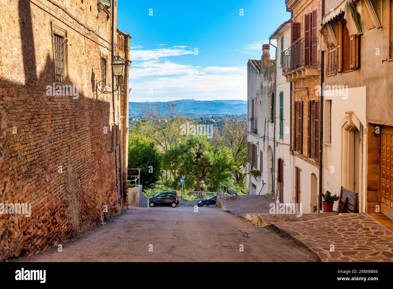 Kleine Gasse im historischen Zentrum, Pianella, Italien Stockfoto