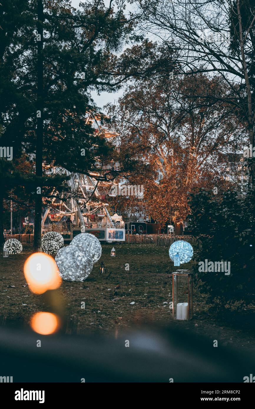 Lebhafter Wiener Weihnachtsmarkt. Fröhliche Feier mit glitzernden Lichtern, Dekorationen und Weihnachtsstimmung. Stockfoto