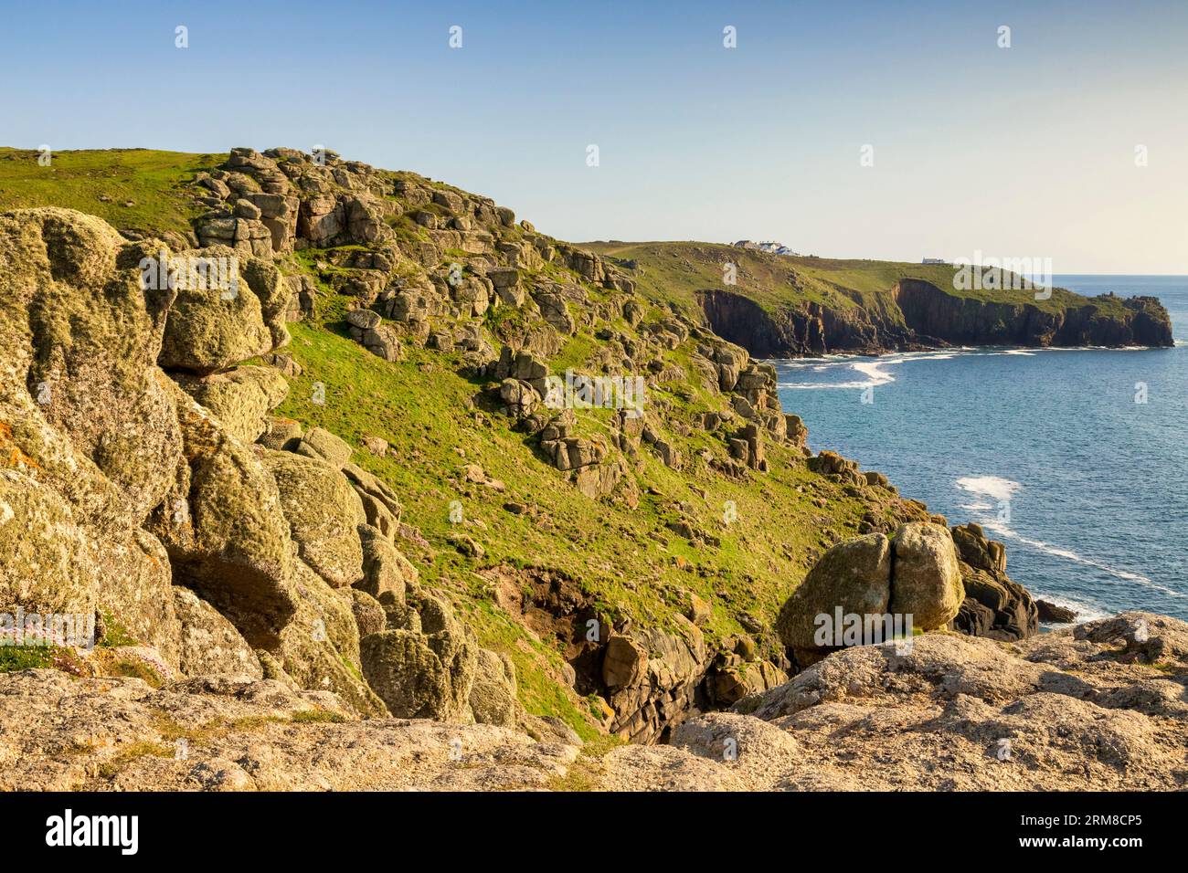 Ein Blick auf die Küste von Cornwall zwischen Sennen Cove und Land's End, vom South West Coast Path. Stockfoto