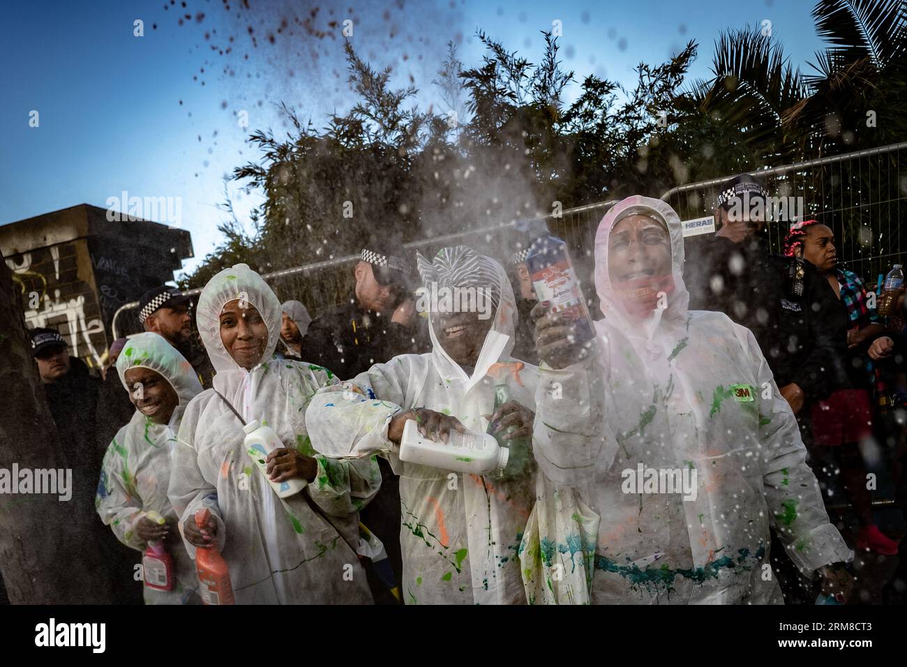 London, Großbritannien. 27. August 2023. Die J’ouvert-Parade beginnt am frühen Morgen mit den Festlichkeiten des Notting Hill Carnival 2023, bei denen die traditionelle Farbe, das Öl und das Farbpulver zu den Klängen afrikanischer Trommeln und Rhythmusbands geworfen werden. Guy Corbishley / Alamy Live News Stockfoto