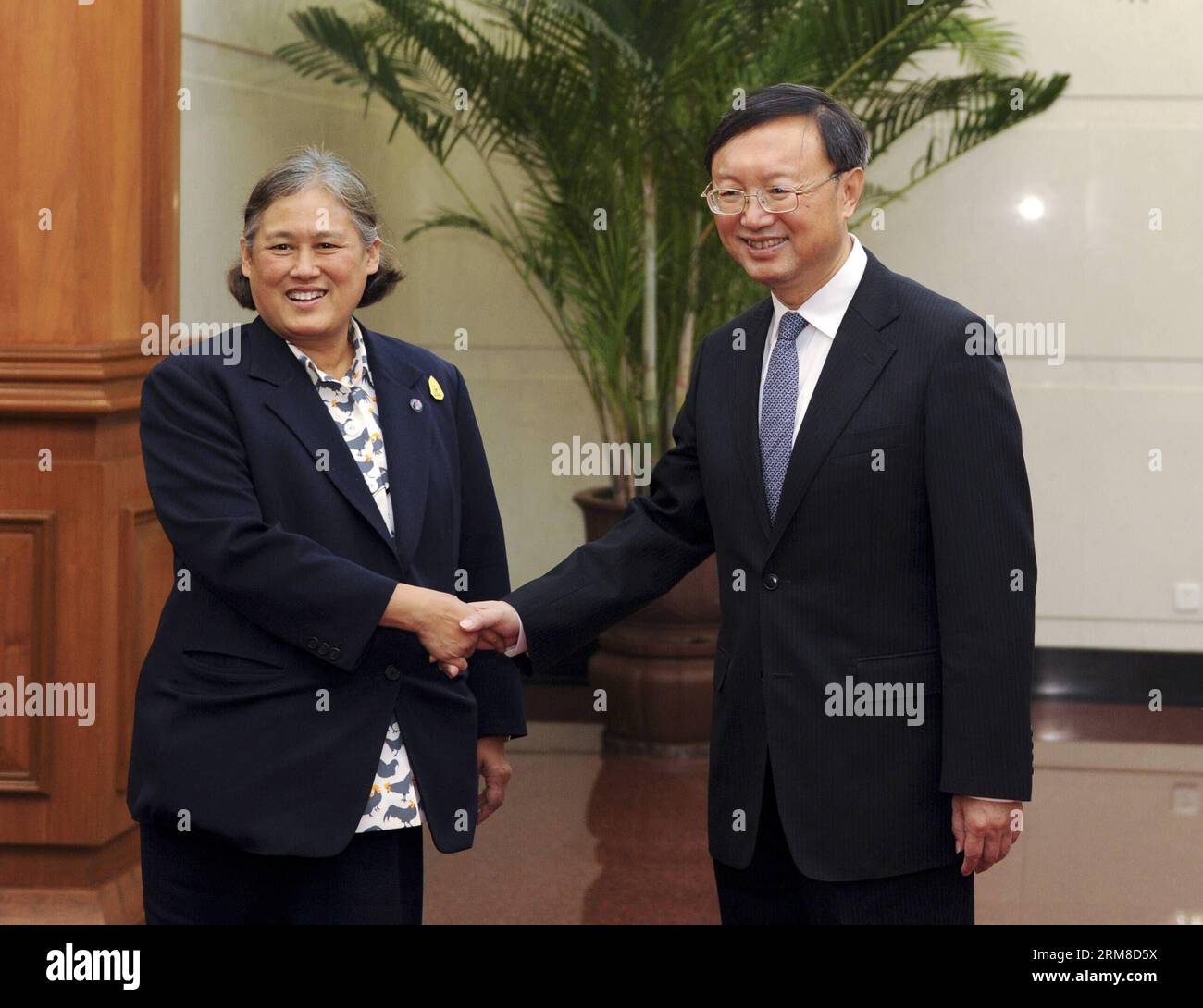 (140409) -- PEKING, 9. April 2014 (Xinhua) -- der chinesische Staatsrat Yang Jiechi (R) trifft sich mit der thailändischen Prinzessin Maha Chakri Sirindhorn im Diaoyutai State Guesthouse in Peking, der Hauptstadt Chinas, am 9. April 2014. (Xinhua/Zhang Duo) (zkr) CHINA-BEIJING-YANG JIECHI-THAILAND-SIRINDHORN(CN) PUBLICATIONxNOTxINxCHN Peking 9. April 2014 XINHUA die chinesischen Staatsräte Yang Jiechi r treffen sich mit der thailändischen Prinzessin Maha Chakri Sirindhorn IM Diaoyutai State Guest House in Peking Hauptstadt Chinas 9. April 2014 XINHUA Zindhang Duo JIECHPUI China Thai Jiechang Jichang Stockfoto