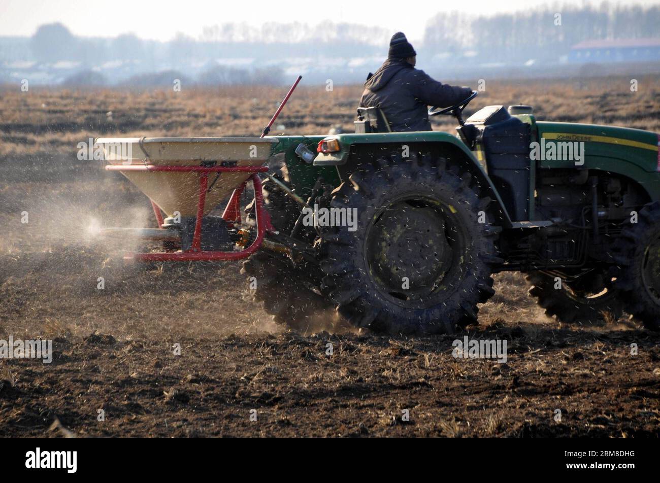 HEIHE, Menschen arbeiten auf einem Bauernhof im Heilongjiang Reclamation Area in Heihe, Nordostchina, Provinz Heilongjiang, 9. April 2014. Das Erholungsgebiet Heilongjiang mit einer Fläche von etwa 2,4 Millionen Hektar ist der größte staatseigene Bauernhof und auch die wichtigste Basis für vermarktbares Getreide in China. Xinhua/Zhou Liangjun wf CHINA-HEILONGJIANG-HEIHE-RECLAMATION CN PUBLICATIONxNOTxINxCHN Stockfoto